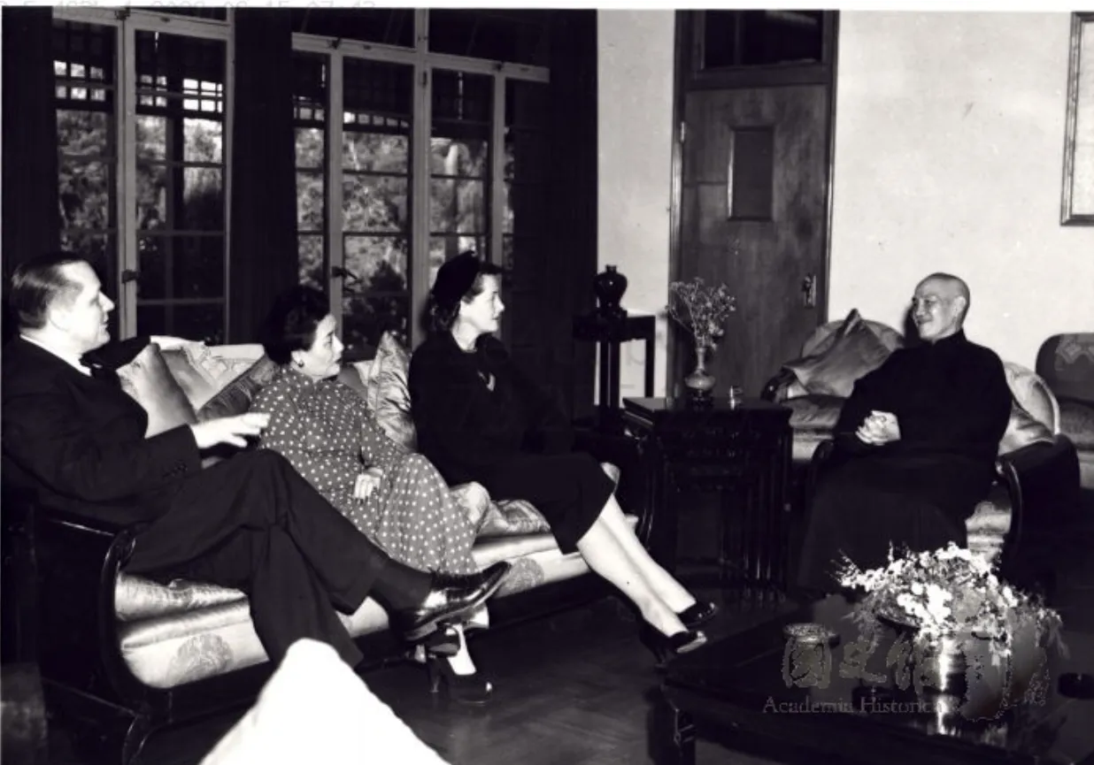 1950年11月，蔣中正夫婦在士林官邸招待來訪的諾蘭夫婦，大概當時還沒有人能預料到他們終將以離婚收場。（國史館）