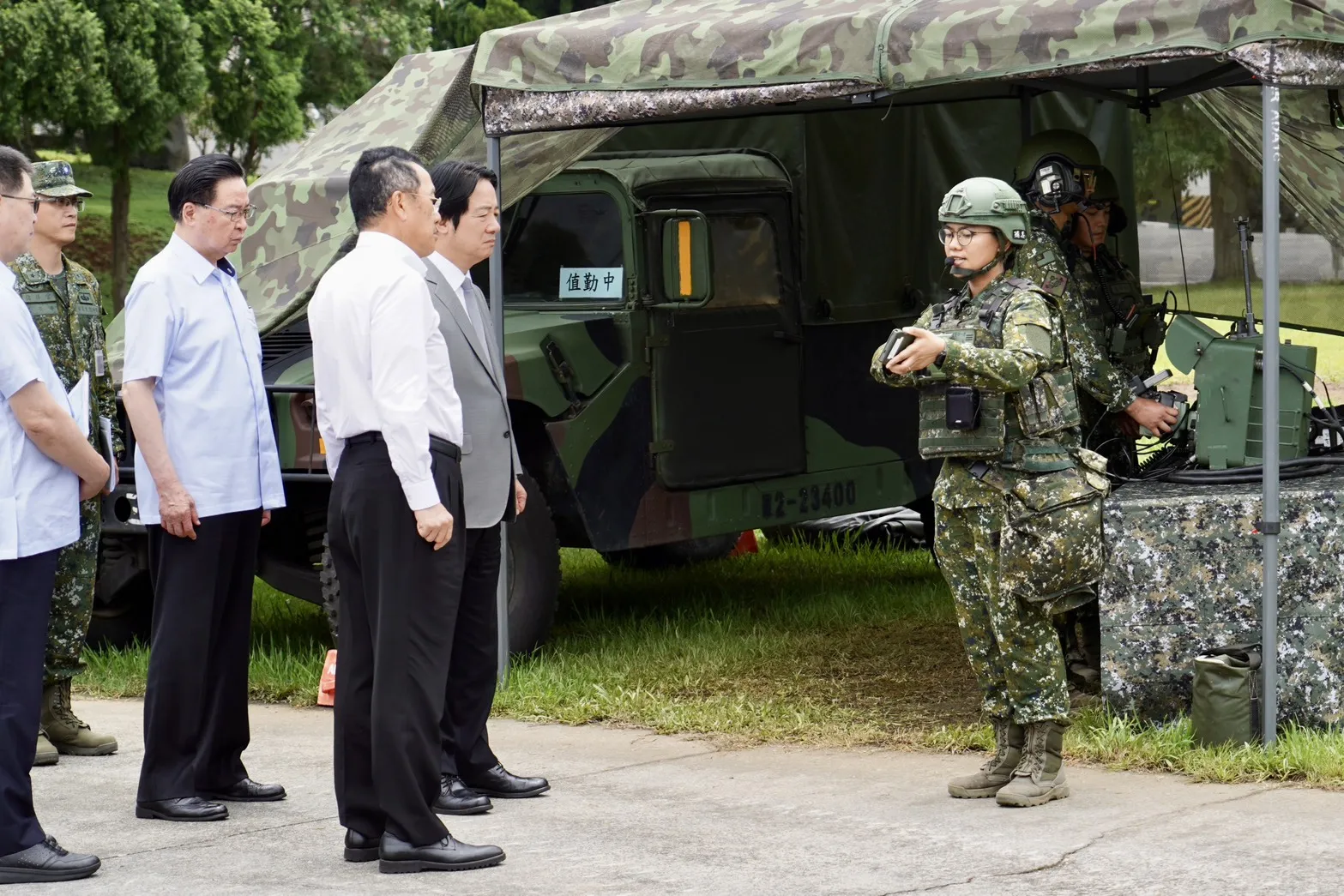 總統賴清德視導官兵使用TAK套件。（張曜麟攝）