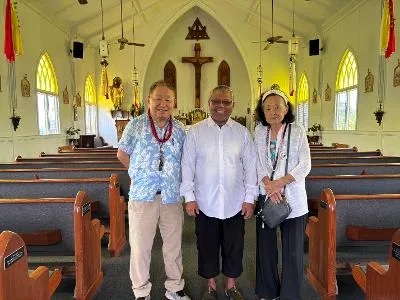 編者張冬凝夫婦和帕霍亞聖心堂莫利那本堂神父（中）合影（夏威夷泛太平洋報提供）