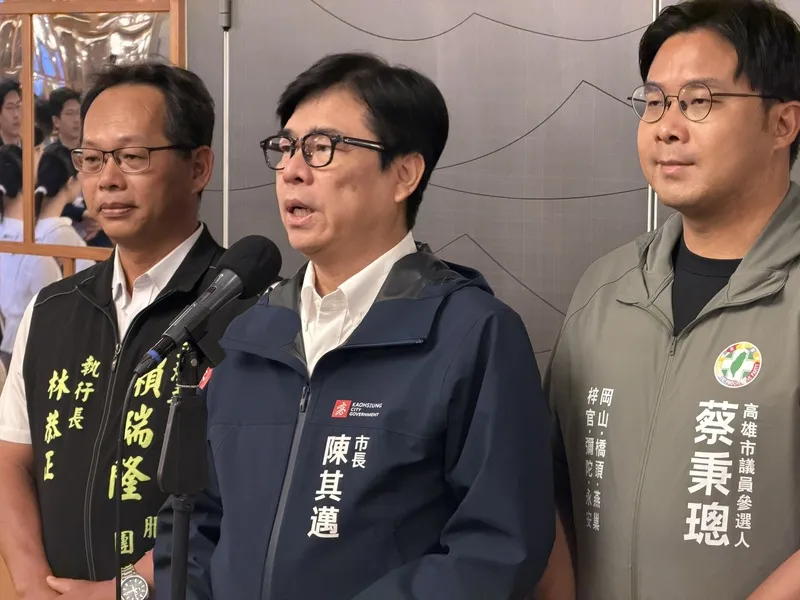 陳其邁回應大港開唱議題 高雄市長陳其邁（中）17日出席「鮪魚公會會員代表大會」前接受媒體聯訪。針對演唱會經濟議題，他表示，高雄市政府早已進入演唱會經濟2.0時代，應尊重大港開唱的獨立自主精神。中央社記者林巧璉攝115年6月17日