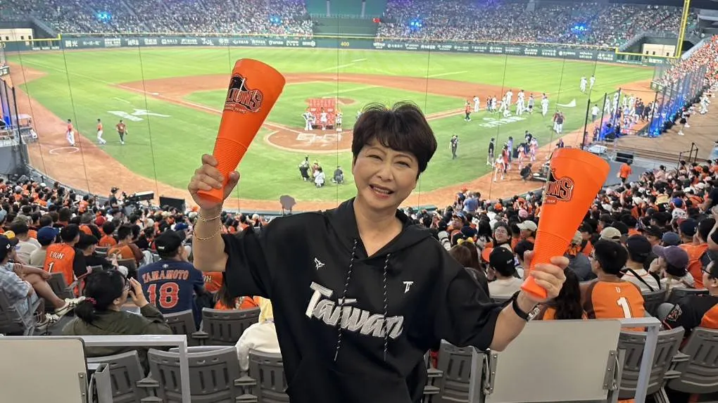 台南亞太棒球場啟用，台南市長參選人陳亭妃進場觀賽，並要求改善網路品質。（圖:陳亭妃服務處提供）