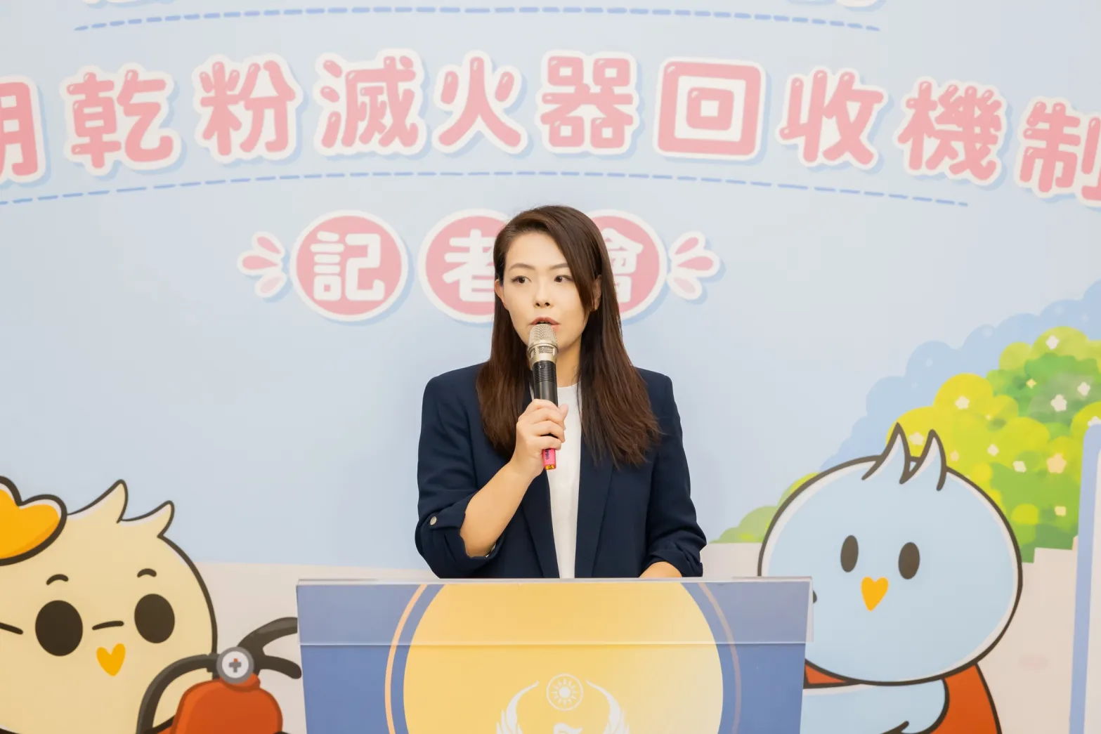 新竹市長高虹安表示，為有效防範逾期滅火器衍生的安全與環保風險，今年特別動支預備金70萬元，推動全國首創的逾期乾粉滅火器回收機制。（圖／新竹市政府提供）