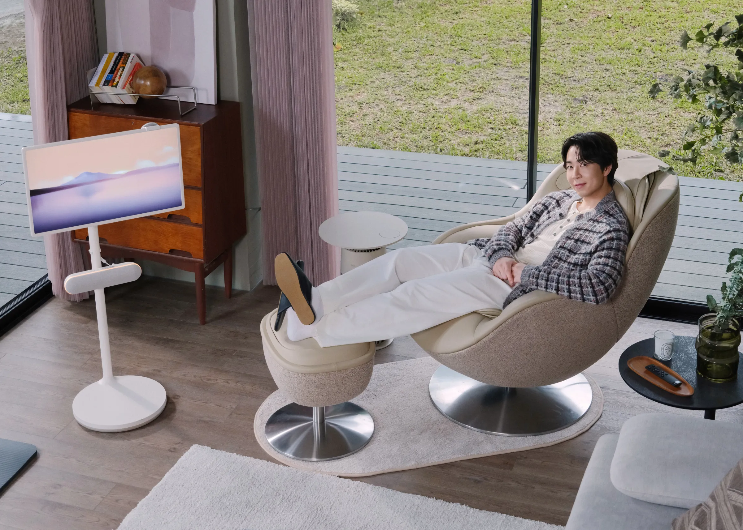 LG Arte 多功能療癒椅（我可椅）結合 LG StanbyME Speaker 小蜜友藍牙喇叭，打造舒適且沉浸的居家休憩空間；米其林主廚孫鍾元於韓式生活提案體驗LG科技與生活美學融合的日常樣貌。(LG提供)