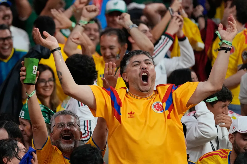 哥倫比亞與烏茲別克小組賽，在墨西哥阿茲特克體育場（Estadio Azteca）熱烈開踢。（美聯社）