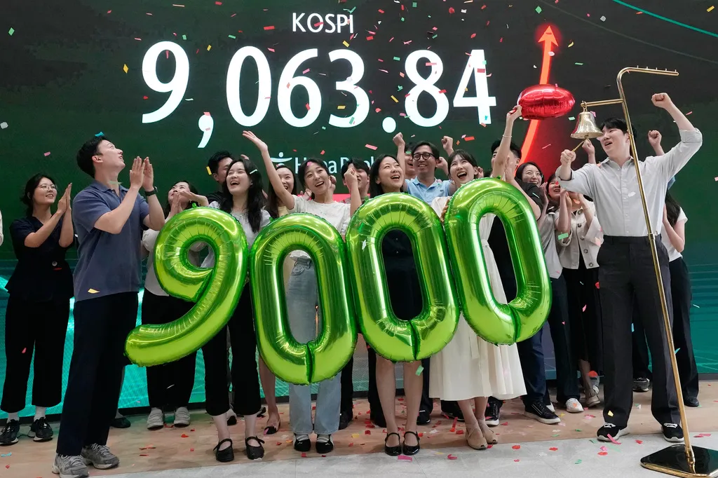 韓國綜合指數（KOSPI）18日再次創新高，衝破9000點大關。（美聯社）