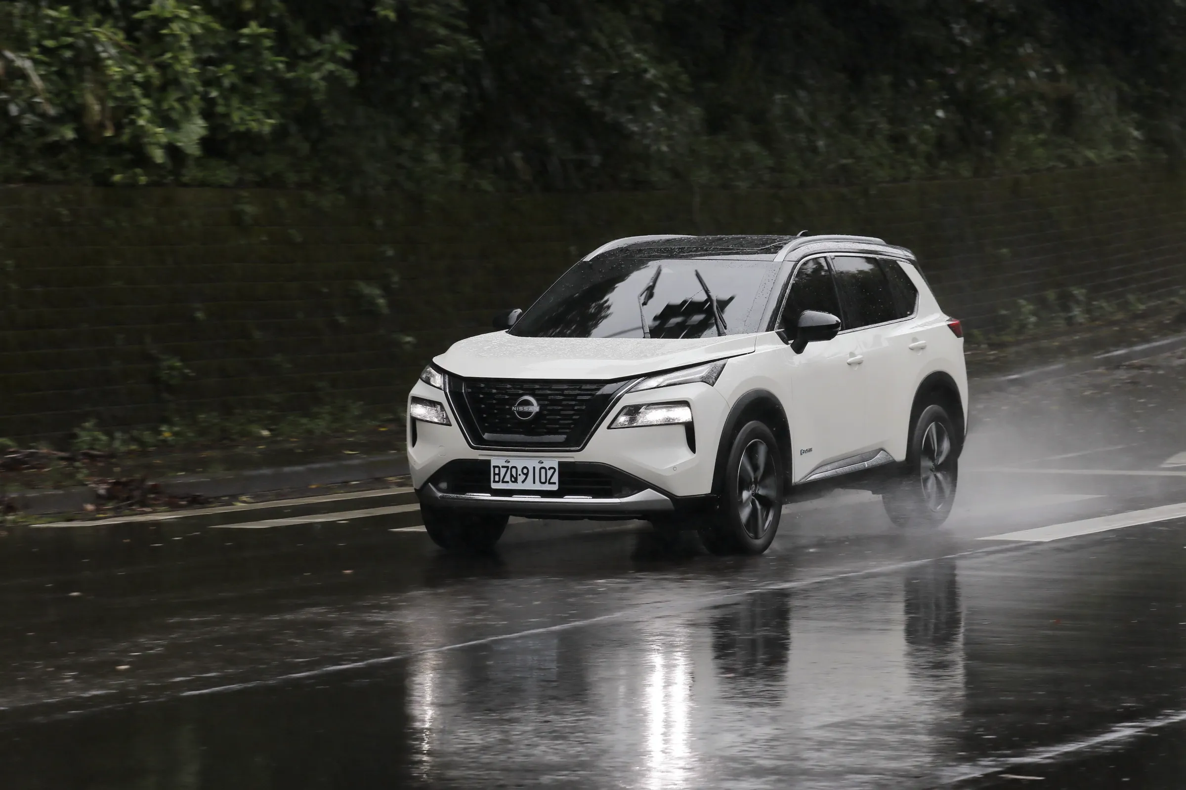 X-Trail e-Power也具備e-Pedal油門煞車整合控制系統，在都會行駛或是堵車時善用e-Pedal，能有效減輕駕駛右腳的負擔。