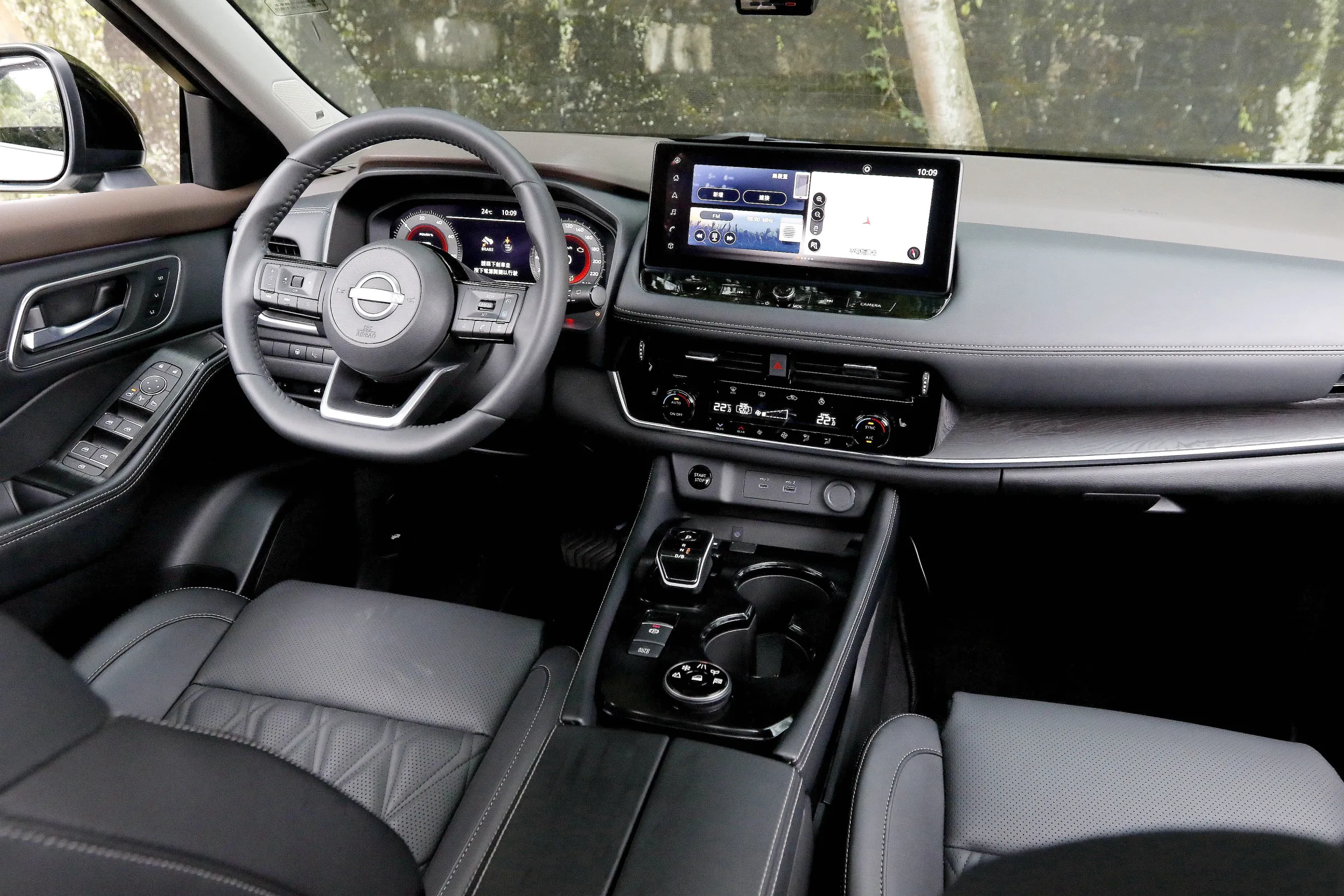 X-Trail e-Power的車室設計透過水平線條將儀表台及中控台作出橫向鋪陳，營造出寬闊的視覺感。中控台、前門及e-POWER排檔座也配置有LED氣氛燈。