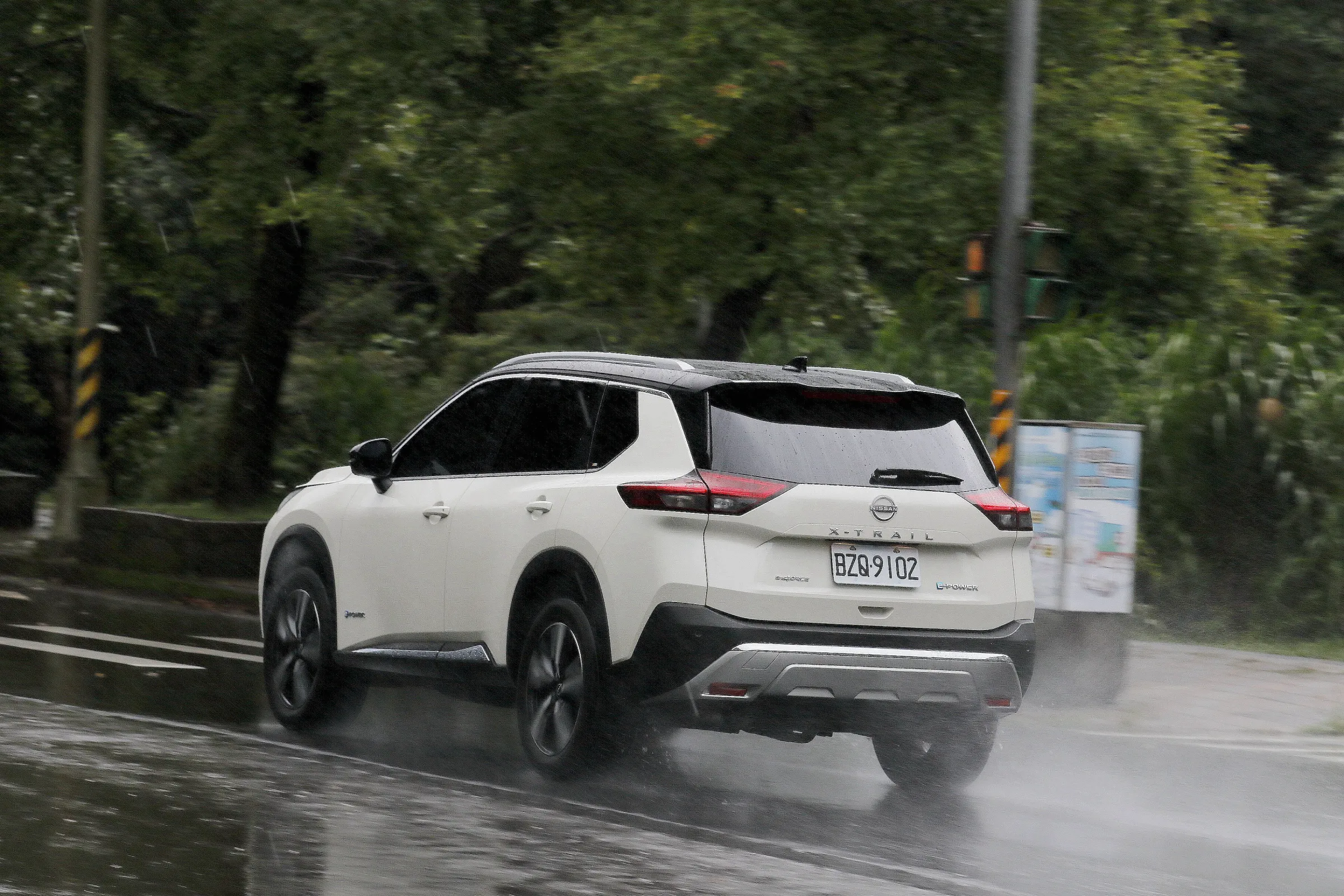 X-Trail e-Power的e-4ORCE電子四驅系統，透過前後馬達分別控制驅動力，結合煞車控制與車身動態管理，在濕滑路面、山路彎道或高速變換車道時，都能讓車輛動態更穩定。