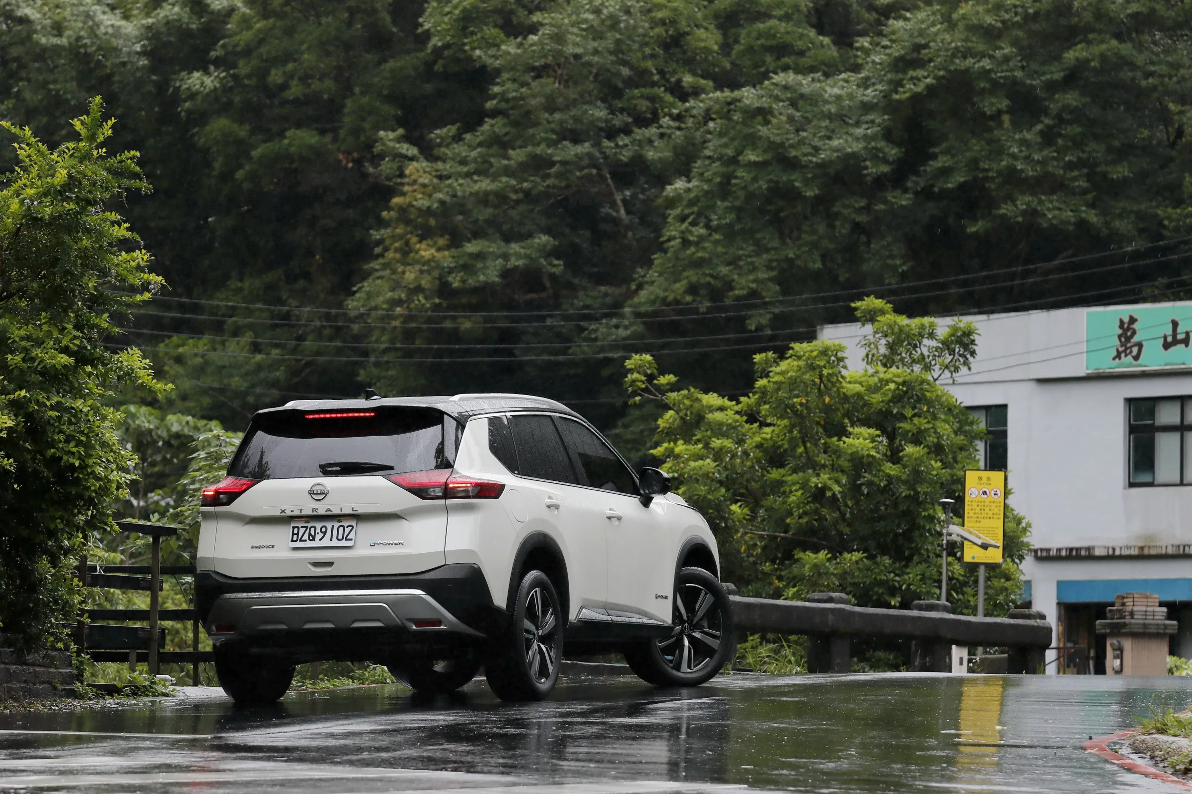 6月底前，X-Trail e-Power新車售價包含政府汰舊換新補助、裕隆日產補貼等利多後為135.9萬元起，是值得親自試駕體驗的口袋名單之一。