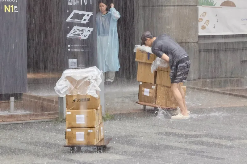 台北傾盆大雨　物流人員雨中送貨 中央氣象署18日發布豪雨特報，台北市區午後出現強降雨，松山區一名快遞員在大雨中辛苦送貨。中央社記者王飛華攝115年6月18日