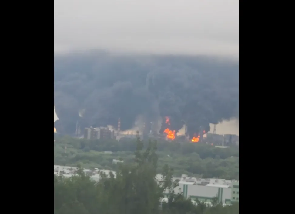 烏克蘭透過無人機發動空襲，讓俄羅斯首都莫斯科近郊掀起濃濃黑煙與火光，煉油廠遭受重創。（翻攝自澤倫斯基X）