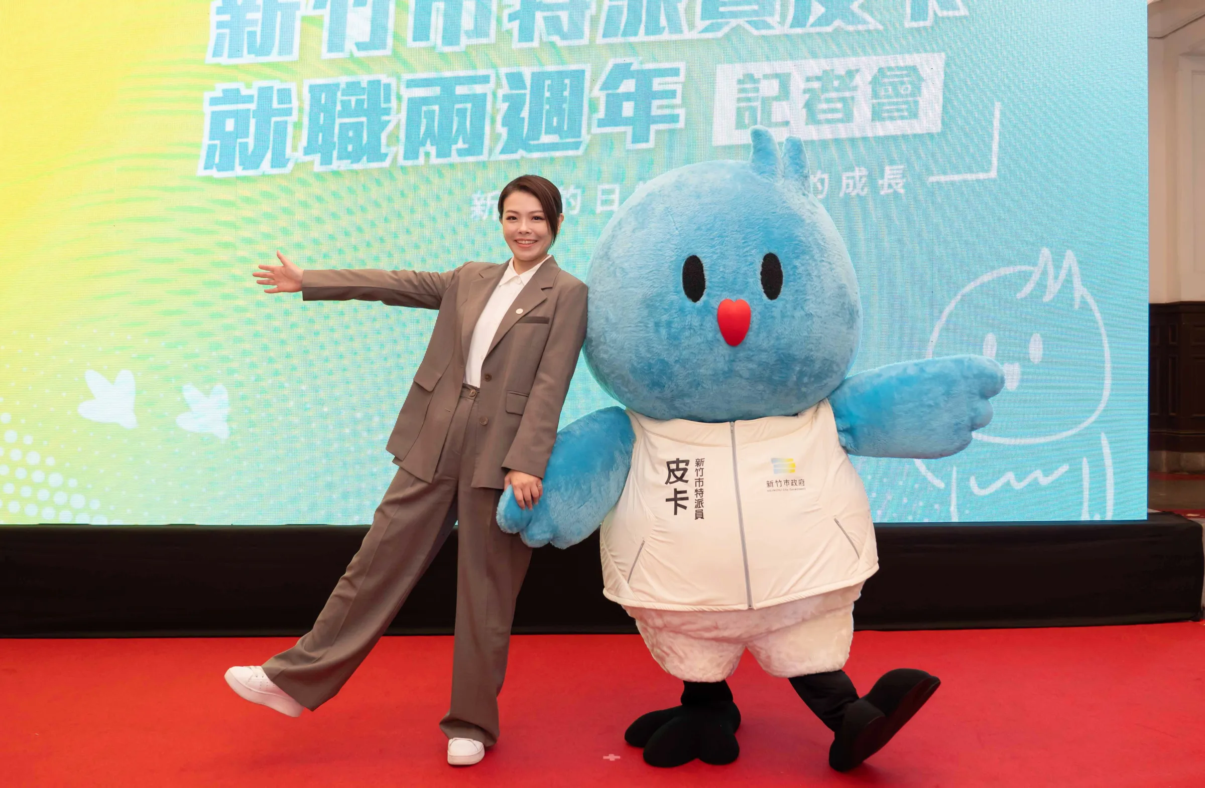 市長高虹安與換上新背心的皮卡合影。（圖／新竹市政府提供）