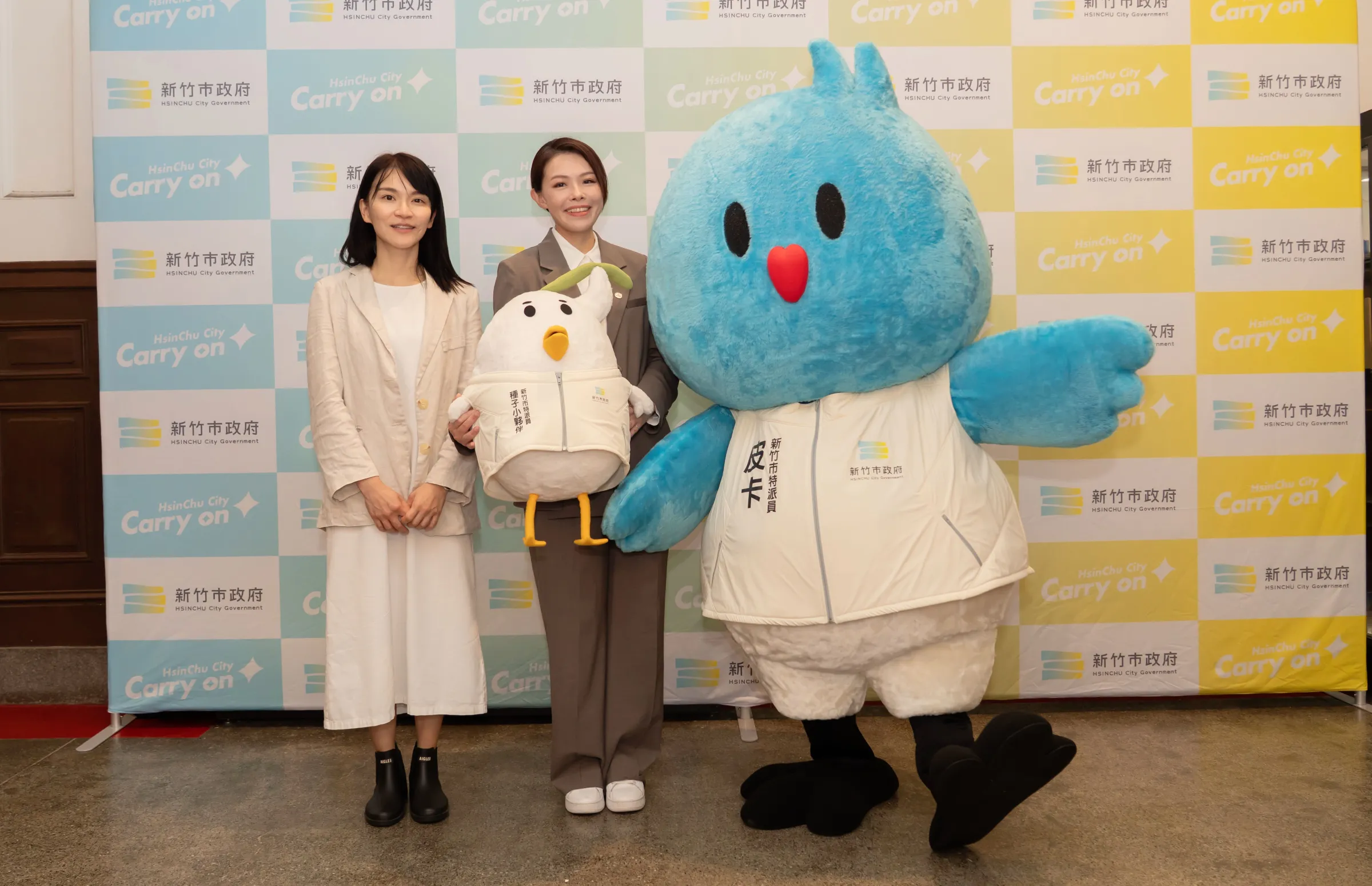 市長高虹安與Logo設計視覺總監陳思妘（左一）及皮卡合影。（圖／新竹市政府提供）