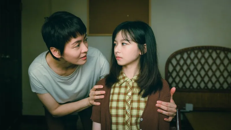 梁詠琪、陳姸霏「聰明鎮」演母女 香港女星梁詠琪（左）和台灣演員陳姸霏（右）攜手演出改編自日本恐怖漫畫大師伊藤潤二作品的真人原創影集「聰明鎮」，在片中扮演母女檔。（奇蹟映畫所提供）中央社記者洪素津攝115年6月18日
