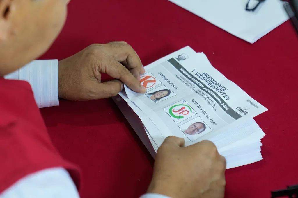 秘魯選委會正在進行細部大選選票查驗。（美聯社）