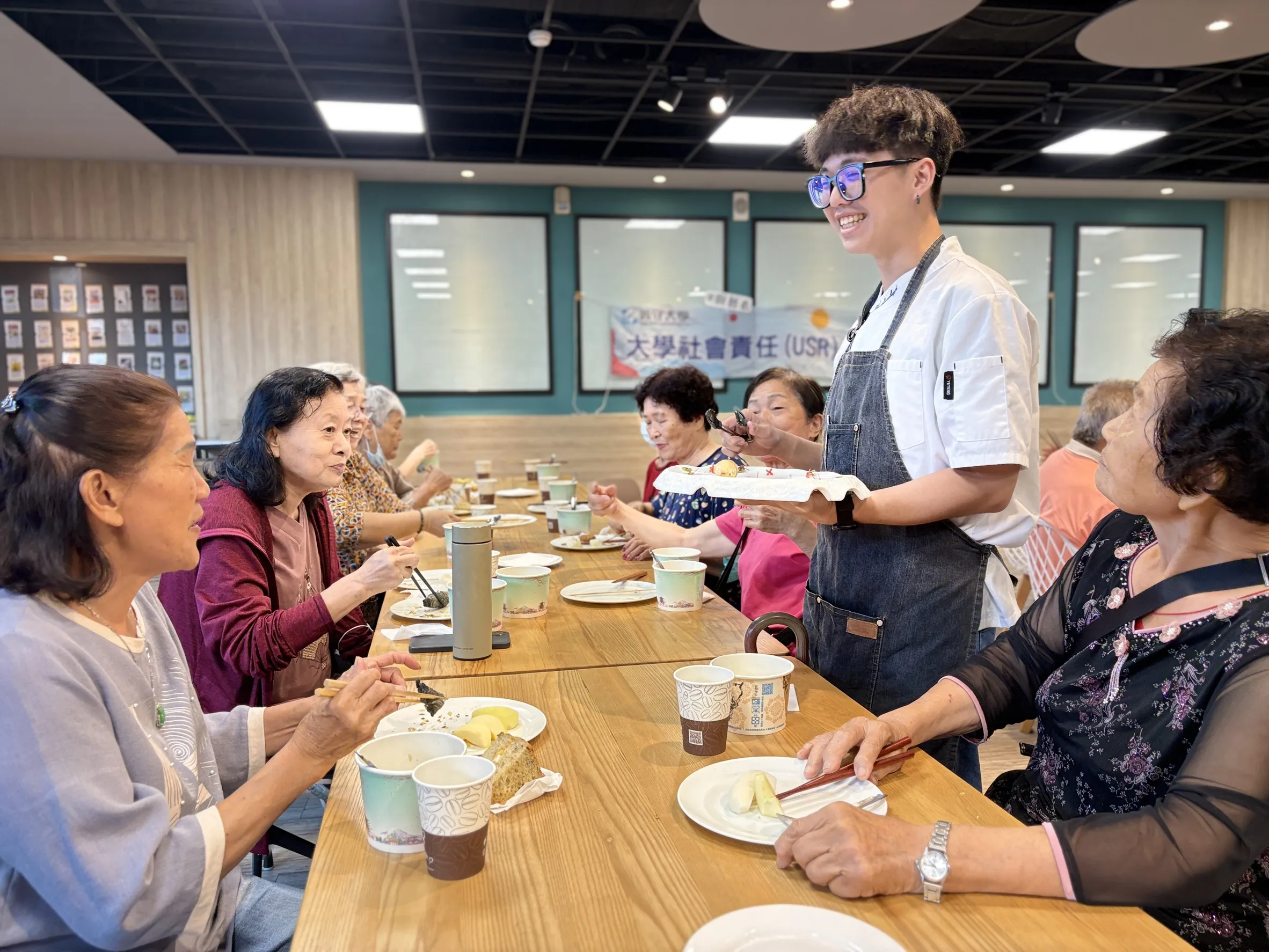 義守大學廚藝系學生解說料理概念。（圖/義守大學提供）