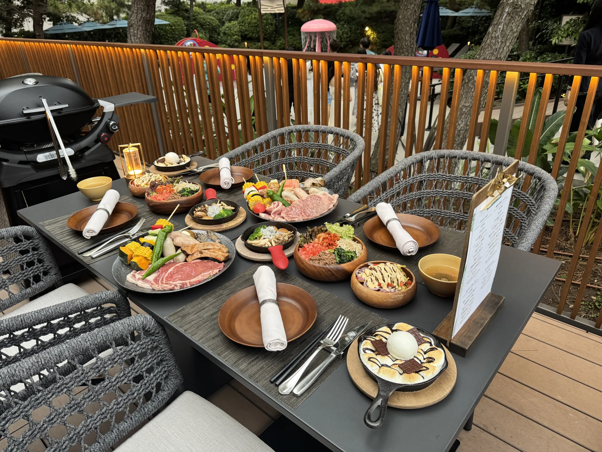 ヒルトン東京ベイが屋外プールを「ガーデンプールレストラン」として全面刷新し、多彩な夏限定の飲食や宿泊プラン、環境に配慮した客室の詳細を公開した。黃信維