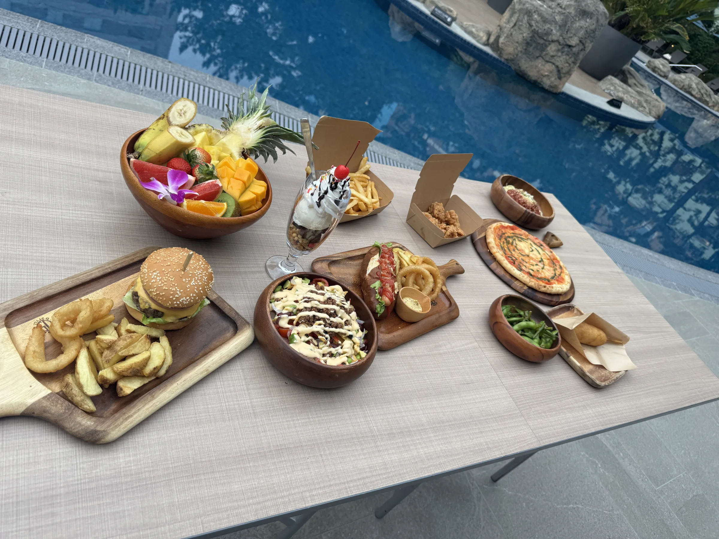 ヒルトン東京ベイが屋外プールを「ガーデンプールレストラン」として全面刷新し、多彩な夏限定の飲食や宿泊プラン、環境に配慮した客室の詳細を公開した。黃信維