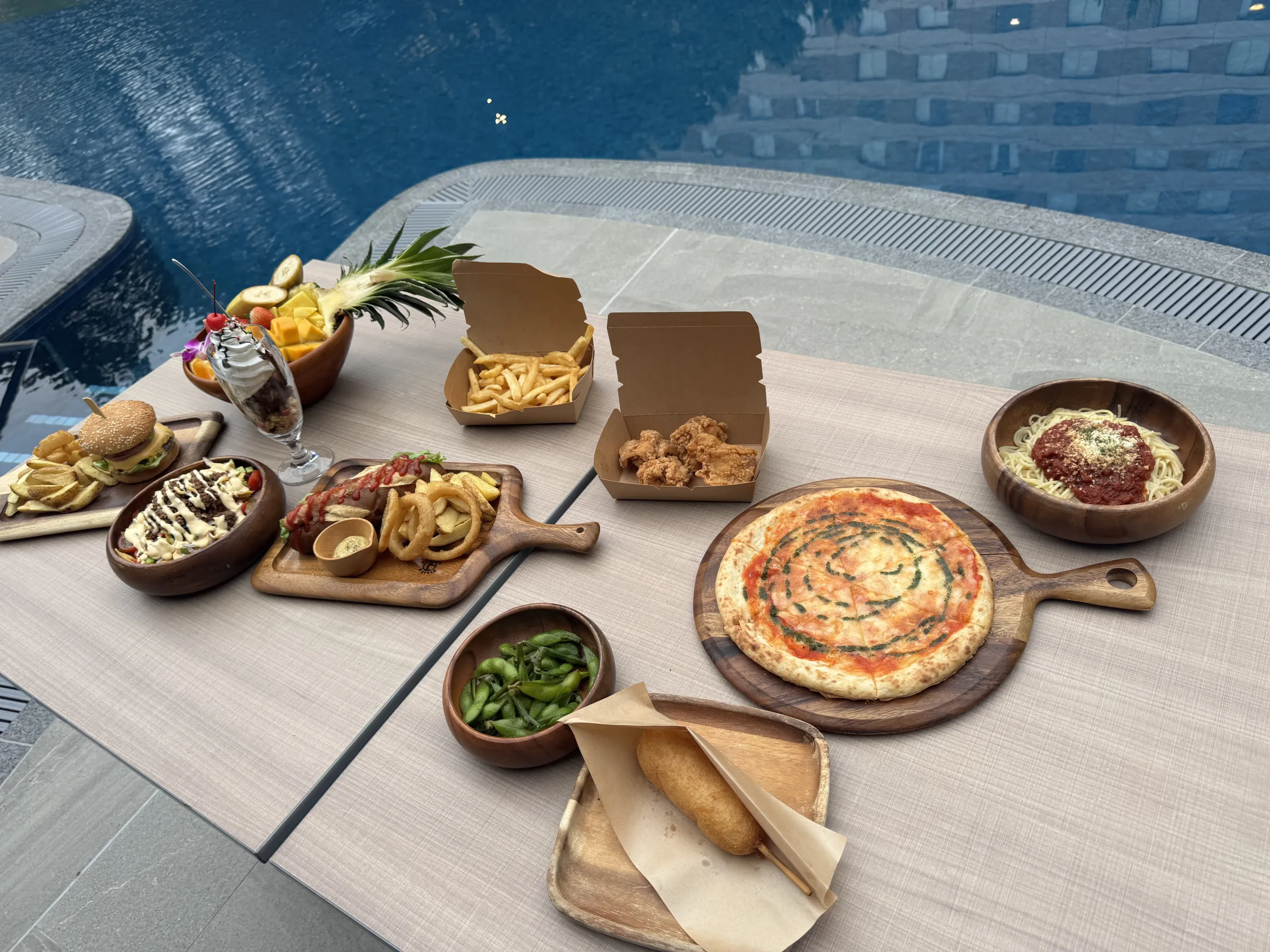 ヒルトン東京ベイが屋外プールを「ガーデンプールレストラン」として全面刷新し、多彩な夏限定の飲食や宿泊プラン、環境に配慮した客室の詳細を公開した。黃信維