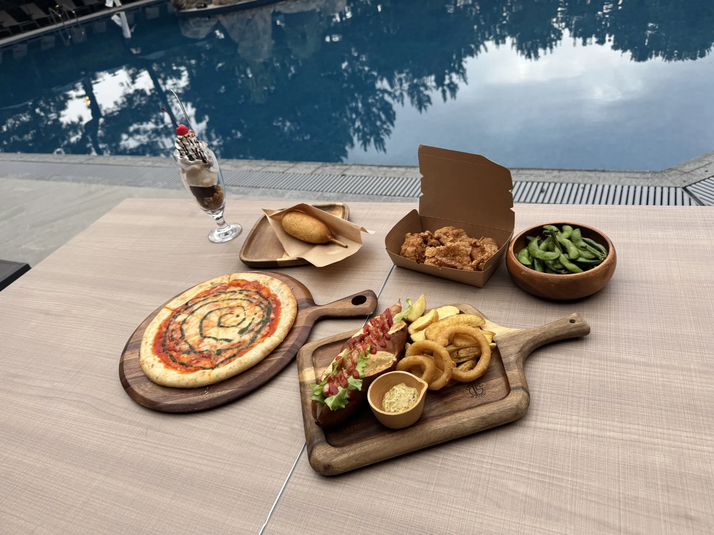 ヒルトン東京ベイが屋外プールを「ガーデンプールレストラン」として全面刷新し、多彩な夏限定の飲食や宿泊プラン、環境に配慮した客室の詳細を公開した。黃信維