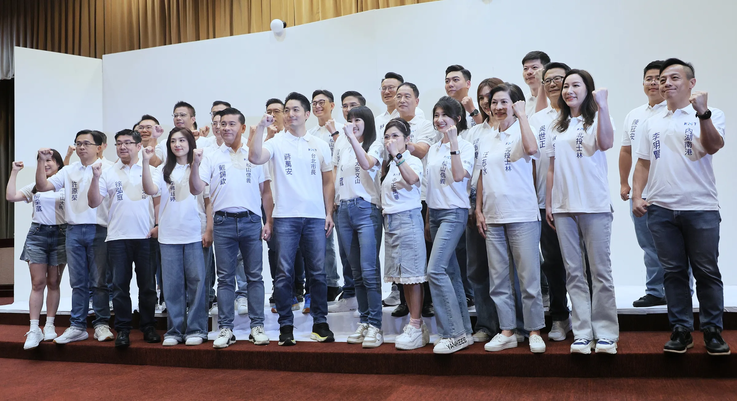 20260620-台北市長蔣萬安（前排中）20日與國民黨議員參選人合體造勢拍攝形象照。（柯承惠攝）