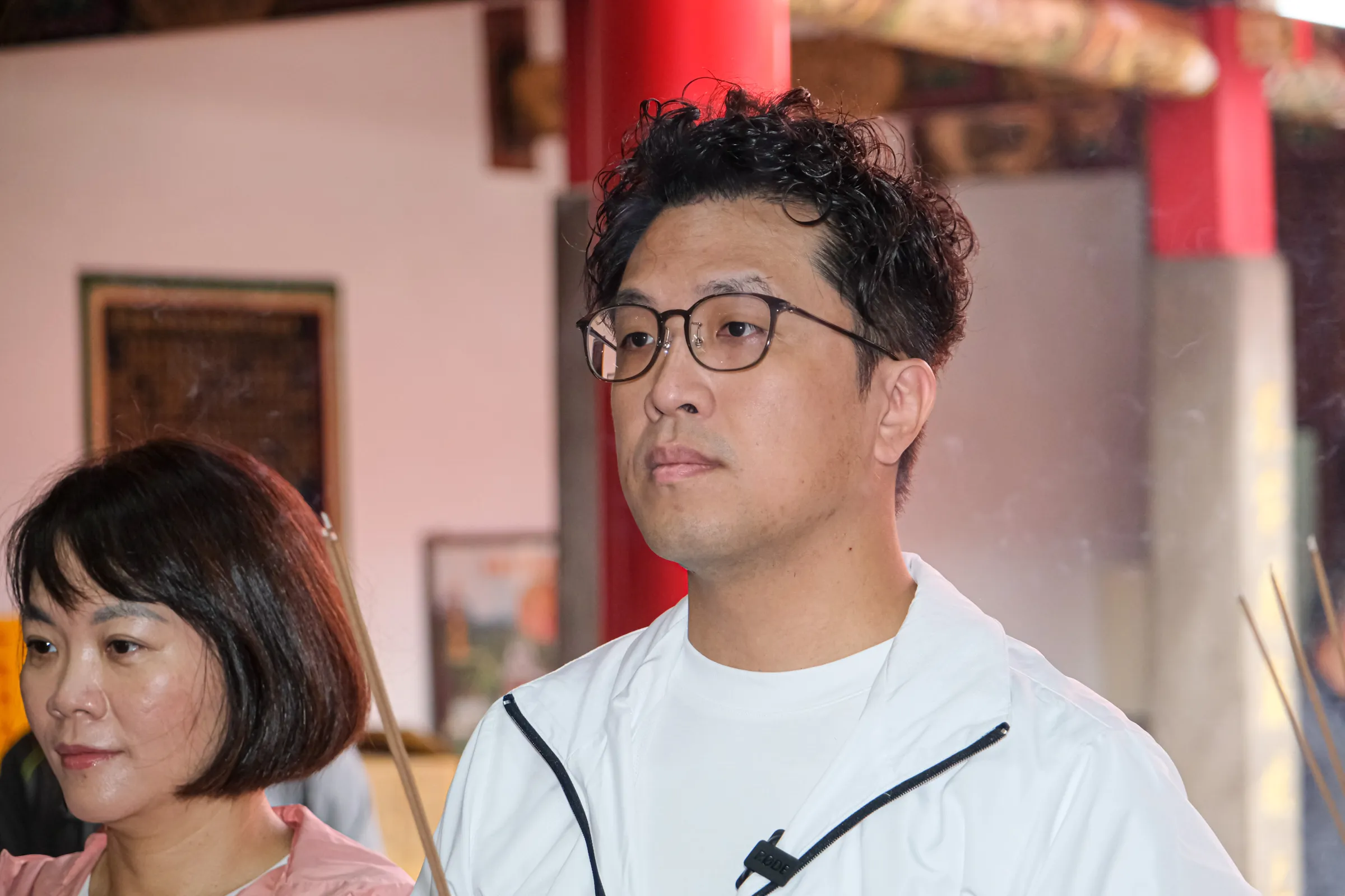 20260620-民進黨台北市長參選人沈伯洋（中）20日赴景美集應廟參拜及景美市場掃街。（劉偉宏攝）