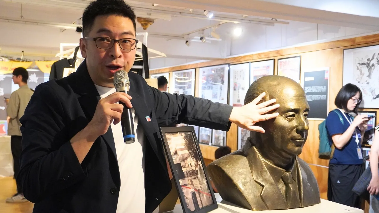 過去曾擺放在香港《蘋果》辦公室大廳的經濟學家郭伯偉（John Cowperthwaite）銅像也被搬來展場，但眼鏡在運送過程中損毀。（張渝萍攝影）