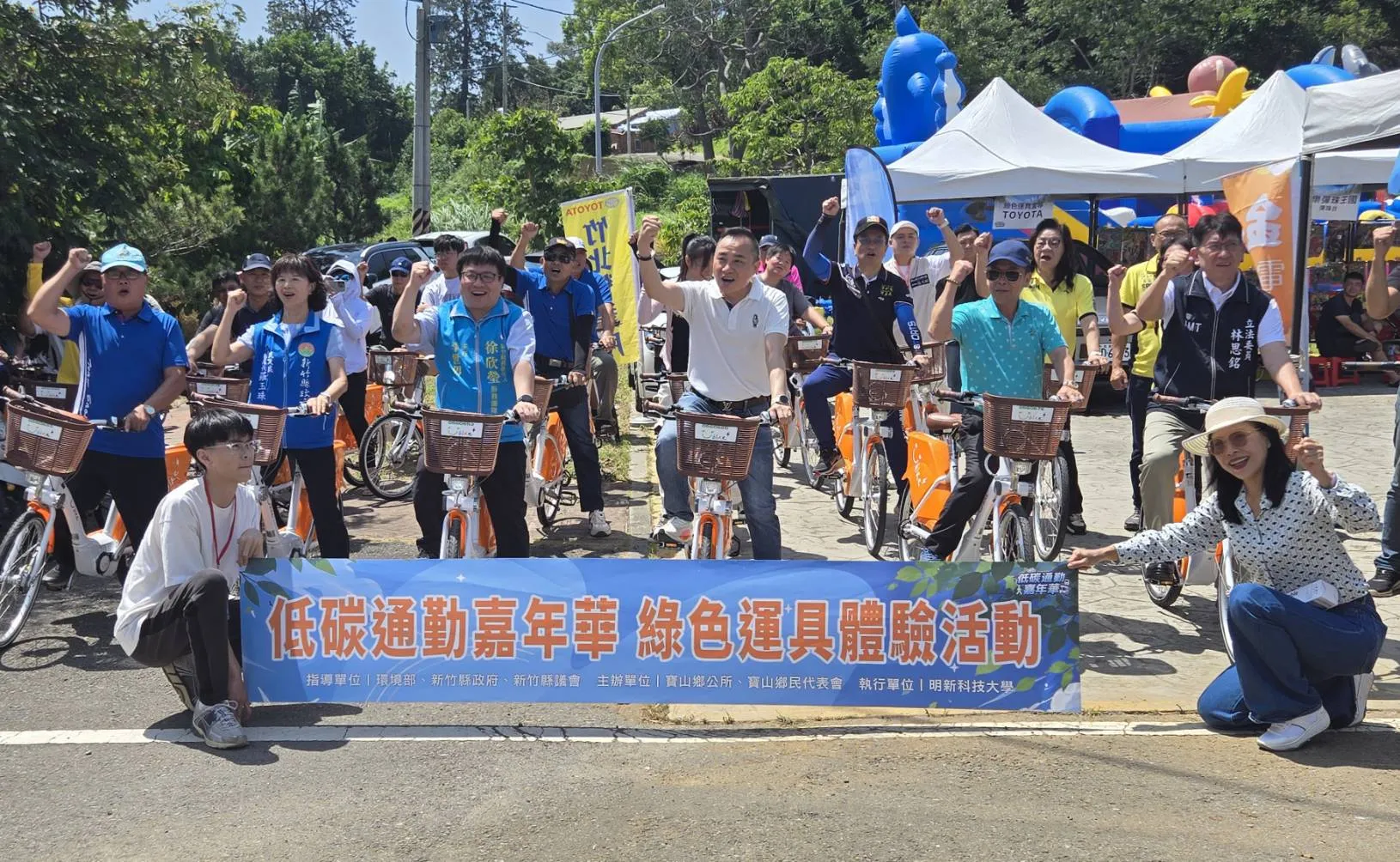 寶山鄉長邱振瑋帶領貴賓體驗綠色運載經驗。（圖／方詠騰攝）