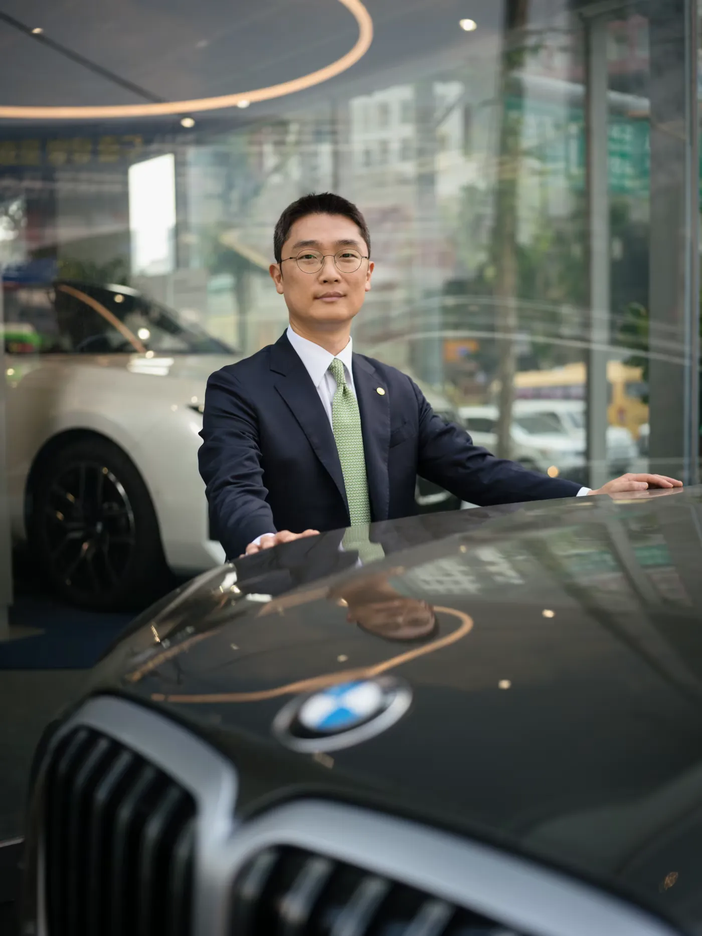 首爾一家寶馬經銷商的銷售主管Lim Chae-hoon表示，現在客戶們手頭都很寬裕。（Tim Franco for WSJ）