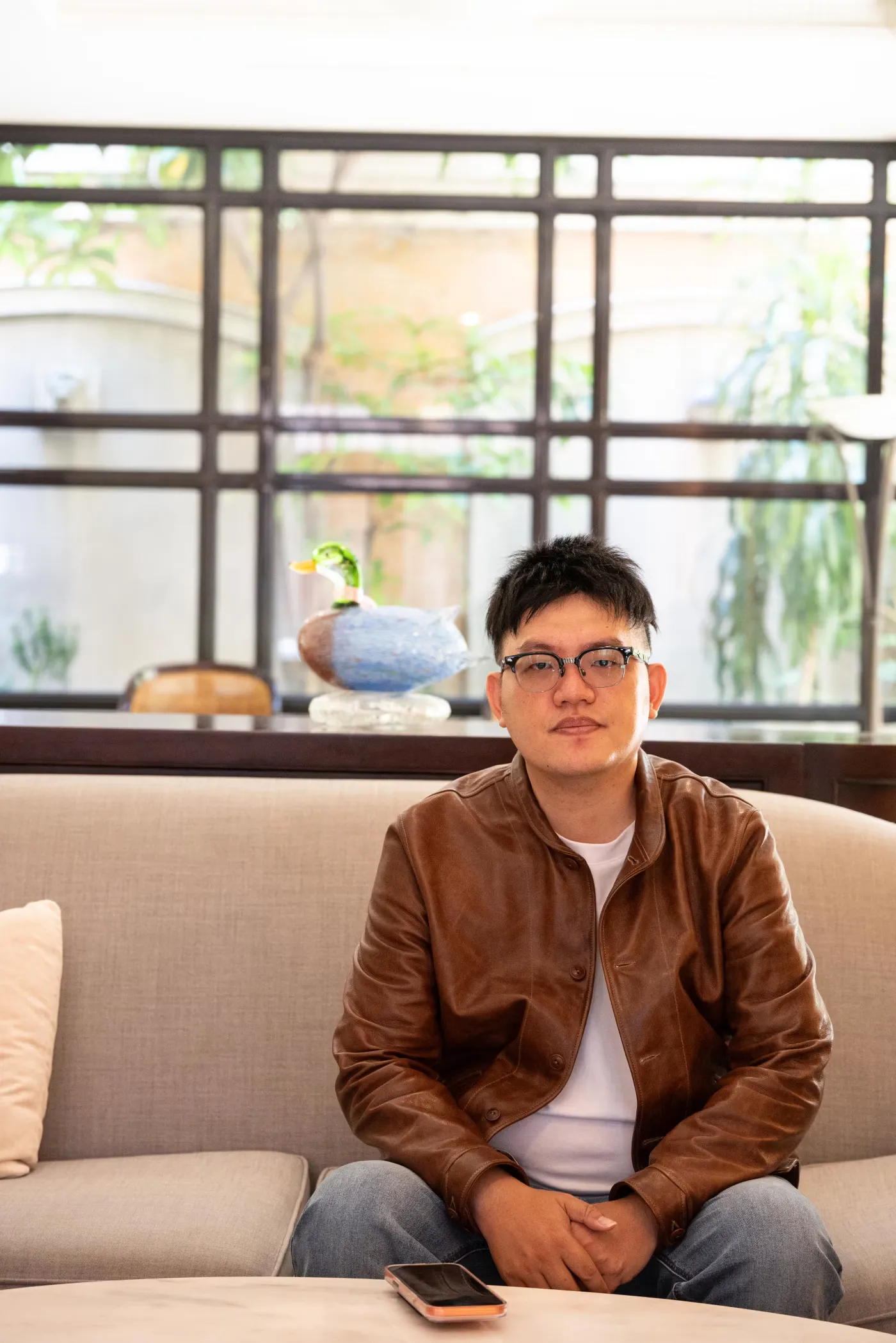 37歲的保險代理人Yeh Lun-hao坐在台灣台中市公寓樓的大堂裡。（Lam Yik Fei for WSJ）