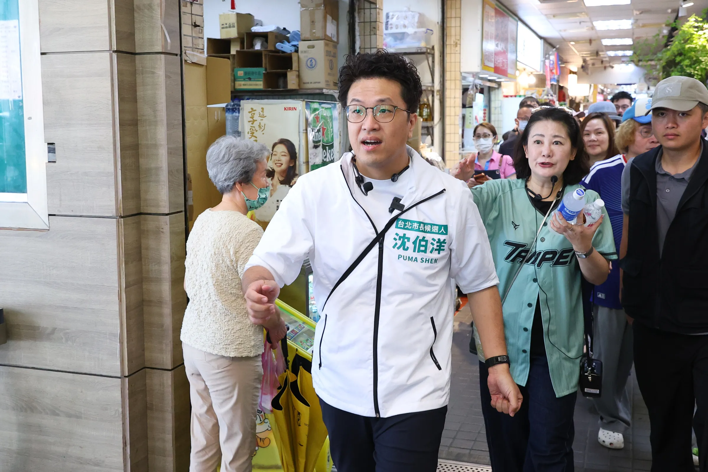 20260621-民進黨台北市長參選人沈伯洋（中）21日至士東市場掃街拜票。（顏麟宇攝）