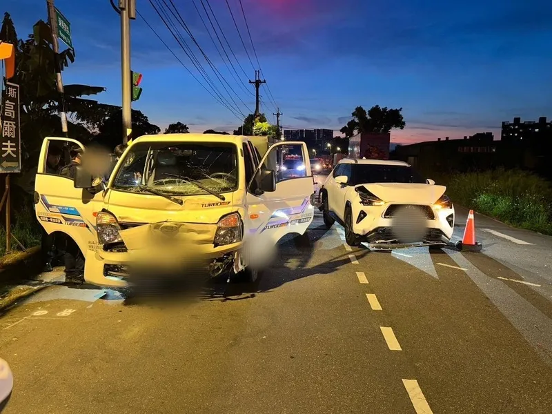 毒駕追撞釀5傷　遭桃園警驗出依托咪酯陽性送辦 桃園市警察局八德分局表示，張姓男子20日晚間駕駛小貨車時，撞擊停等紅燈車輛，造成前方2車共5人受輕傷送醫。張男經快篩呈依托咪酯陽性反應，依毒品危害防制條例及公共危險罪嫌送辦。（桃園市警察局八德分局提供）中央社記者吳睿騏桃園傳真115年6月21日