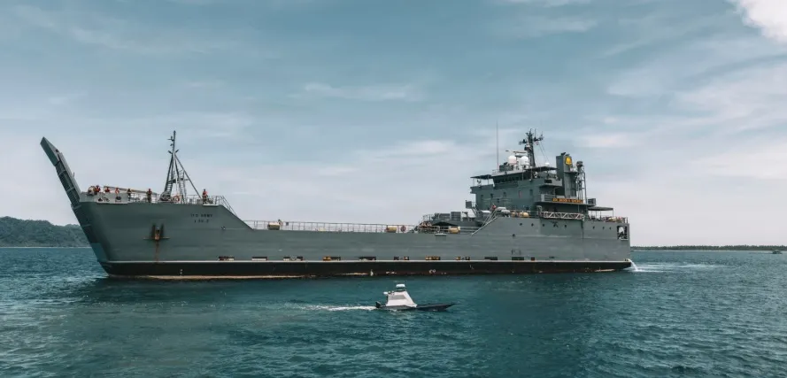 美國陸軍的後勤支援艦6月底在菲律賓呂宋島的美菲陸軍聯合演習中航行,旁邊有無人船伴隨護衛,監控週邊海域。(美國國防部網站)