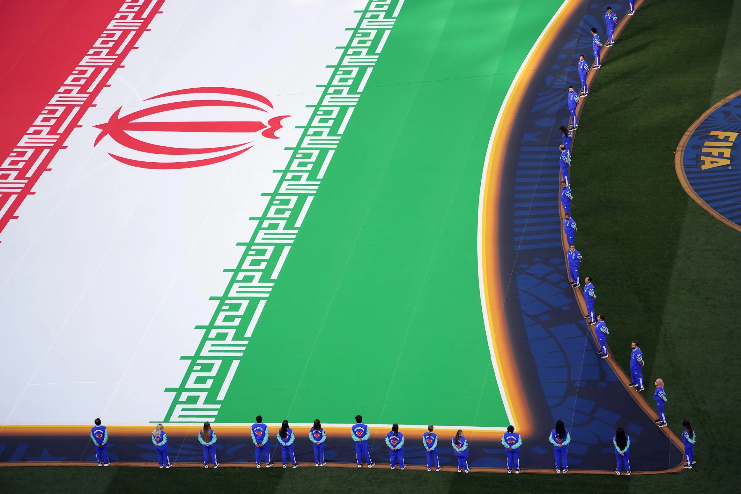 2026年6月15日，世界盃G組的伊朗對紐西蘭之戰，場上出現巨幅伊朗國旗。（美聯社）