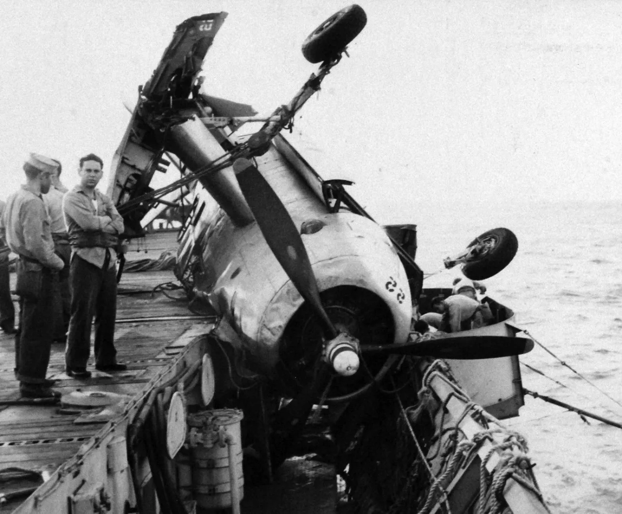 1944年12月中，位於菲律賓東方外海的美國航空母艦安其奧號（USS Anzio）甲板上的魚雷轟炸機，被颱風眼鏡蛇吹翻到甲板邊緣。（美國海軍歷史司令部官網）