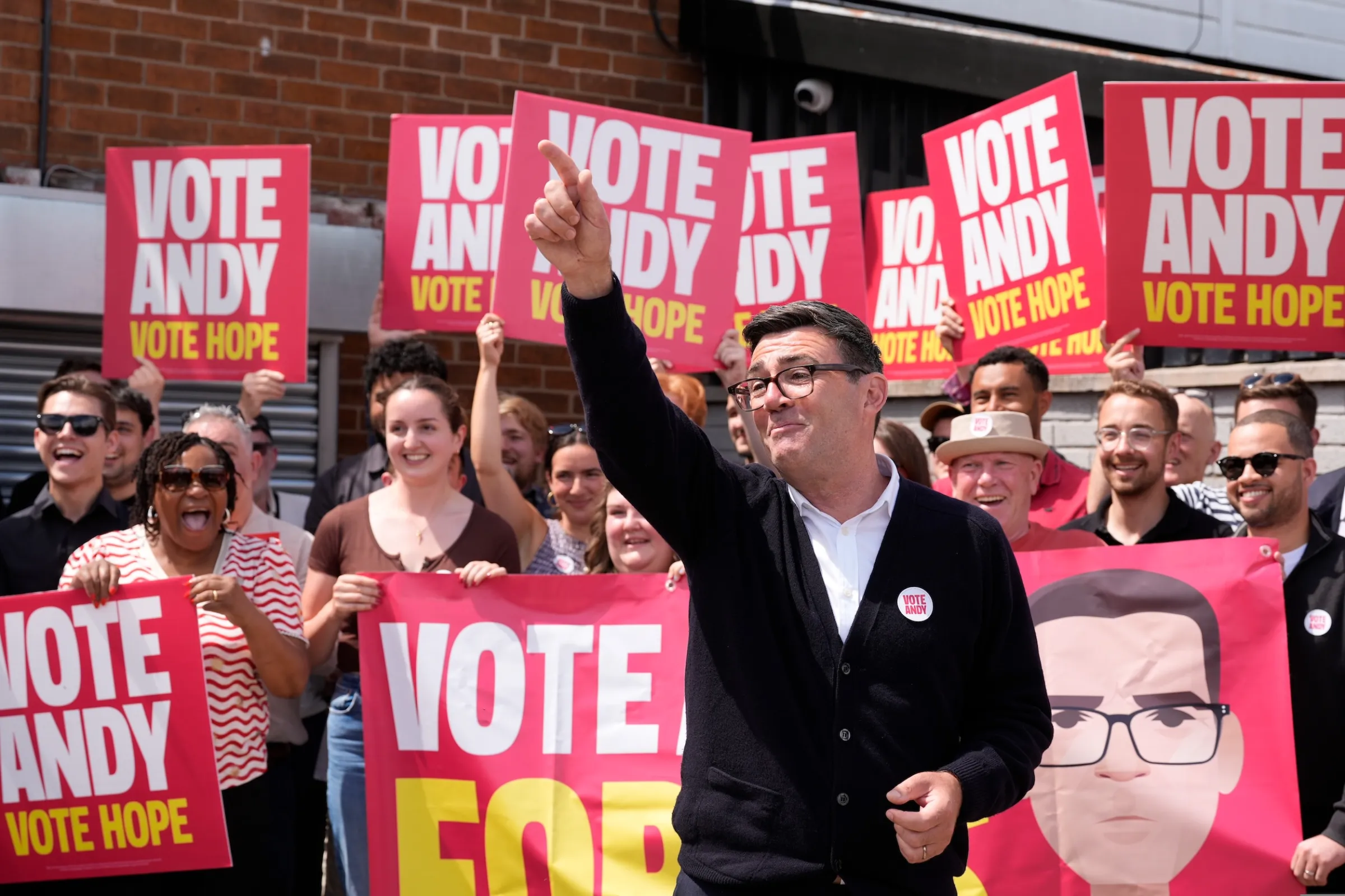 2026年6月18日，在英國梅克菲爾德舉行的補選期間，英國工黨候選人安迪·柏南發表演說。（美聯社）