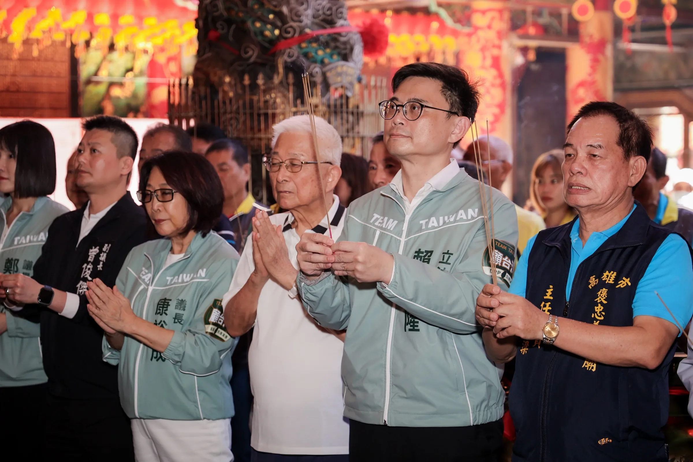 立委賴瑞隆前往三民區褒忠義民廟參香，副議長曾俊傑也到場陪同，現場高喊「客家挺瑞隆、瑞隆挺客家」。（圖/賴瑞隆服務處提供）