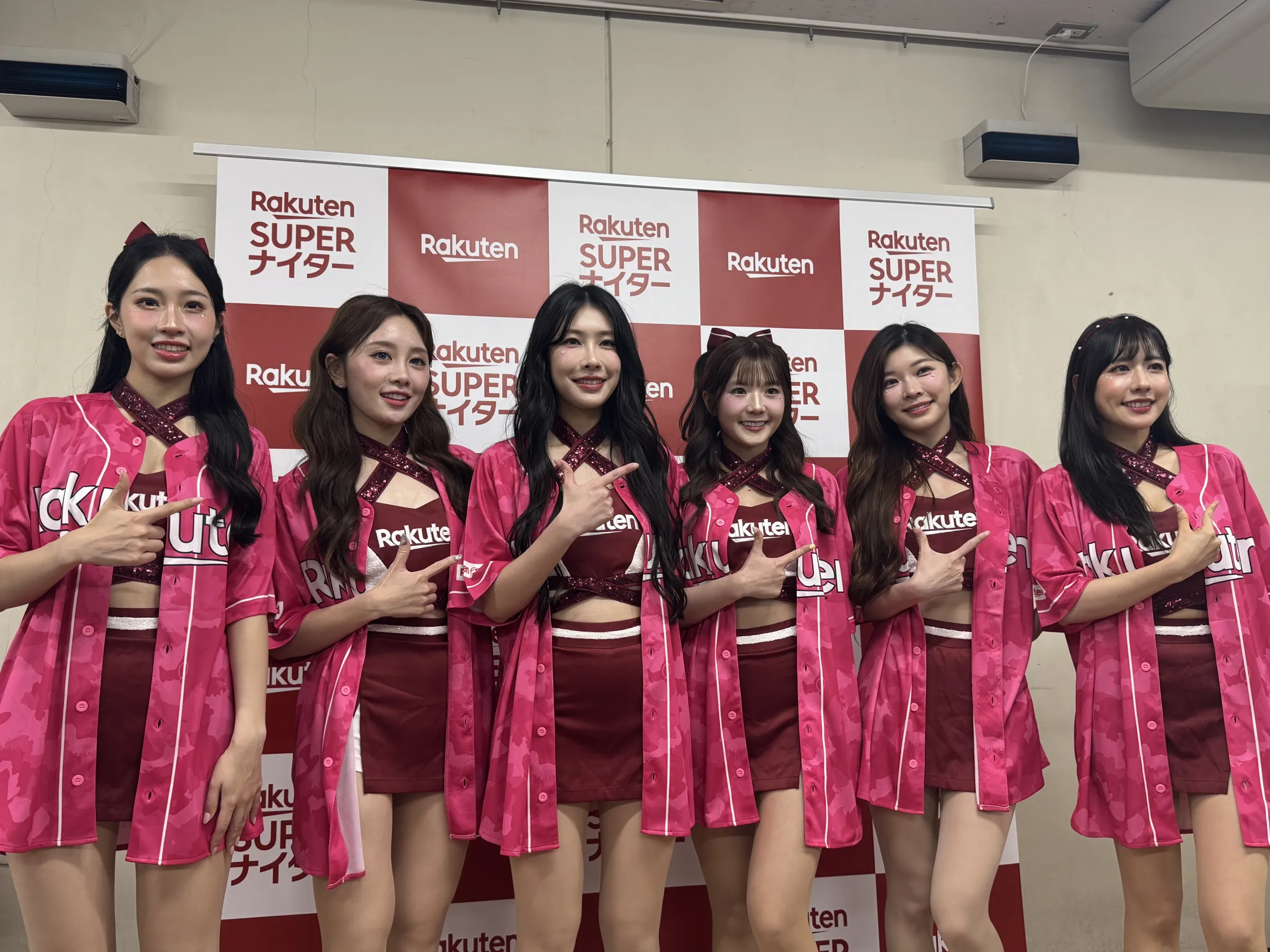 台湾のチアリーダー「Rakuten Girls」が東京ドームでパフォーマンスを披露し、ファン投票上位2名がセレモニアルピッチを行って球場を盛り上げた。黃信維