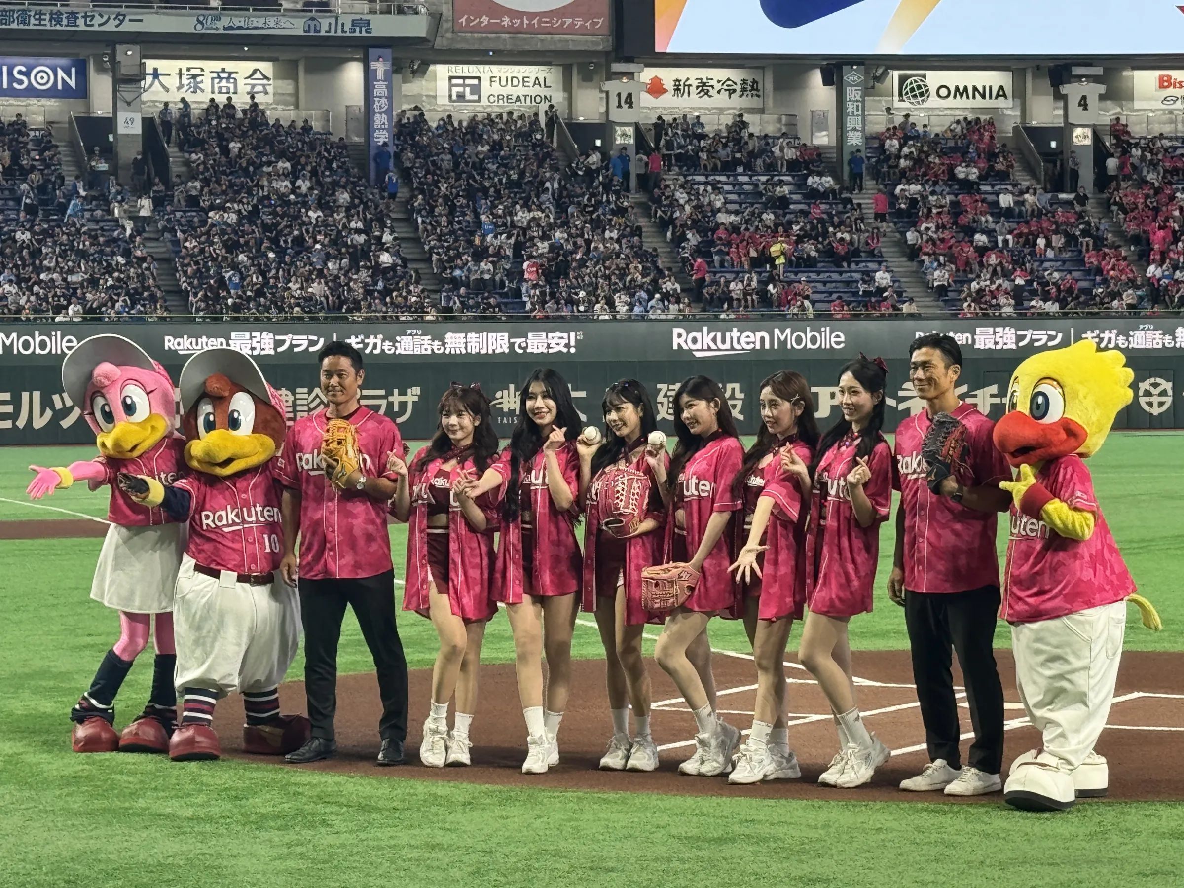 台湾のチアリーダー「Rakuten Girls」が東京ドームでパフォーマンスを披露し、ファン投票上位2名がセレモニアルピッチを行って球場を盛り上げた。黃信維