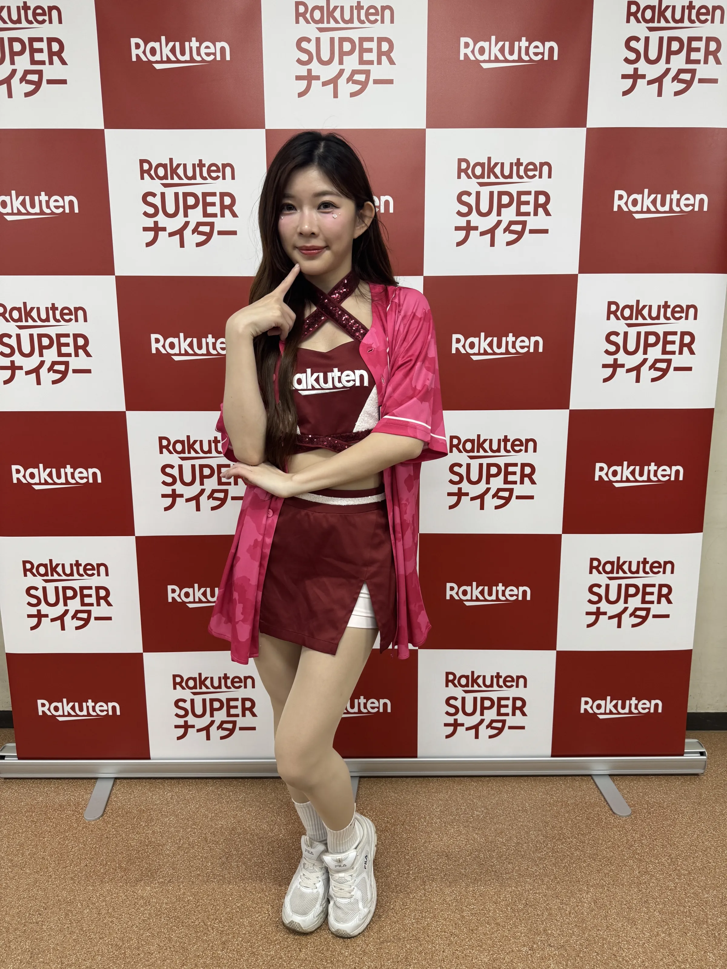 楽天ガールズの穎樂が単独取材に応じ、ヤンマガ杯1位の緊張感や今後の撮影への意欲、日台の応援文化の違い、そして自己採点60点の始球式について余すところなく語った。黃信維