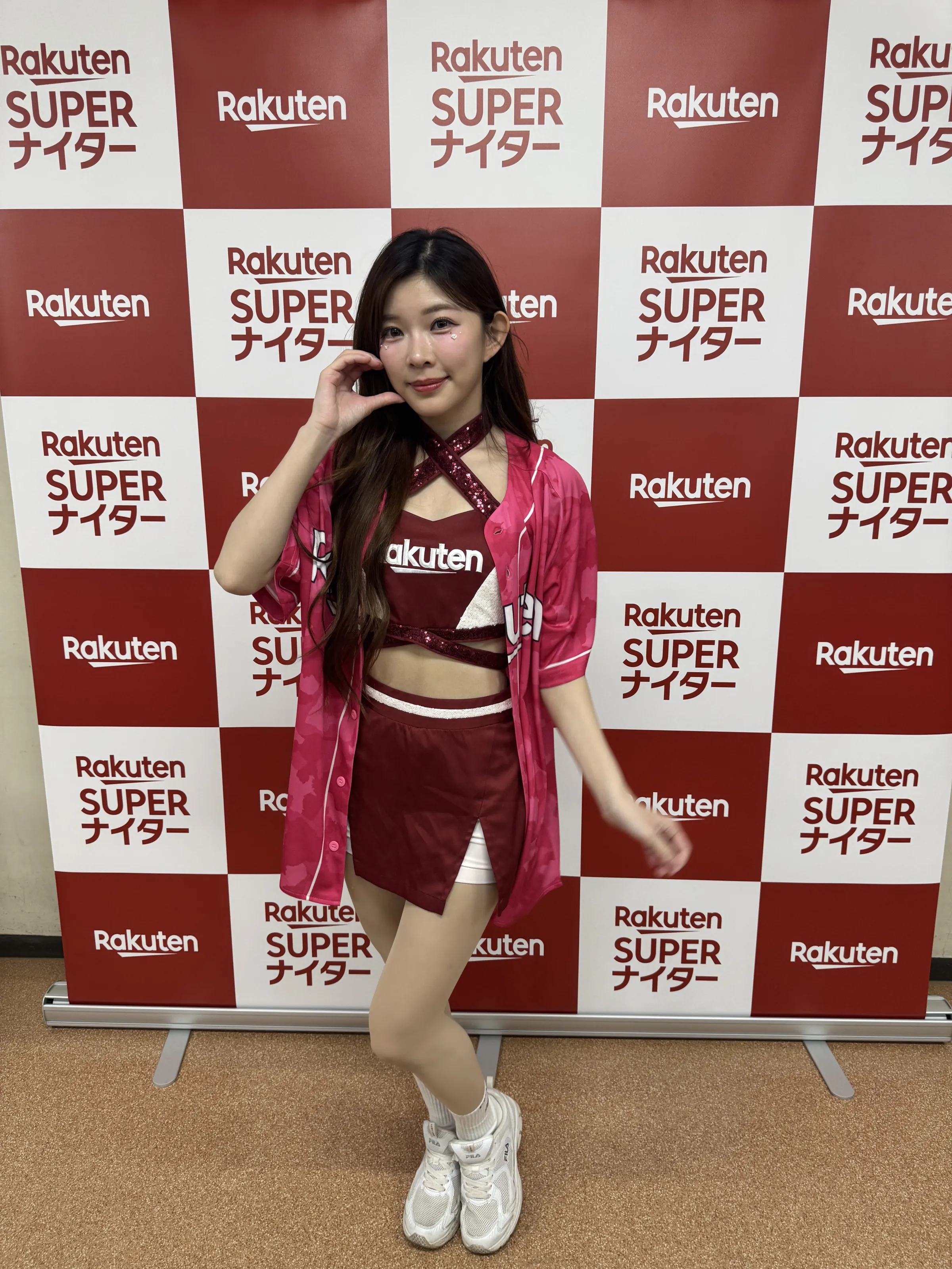 楽天ガールズの穎樂が単独取材に応じ、ヤンマガ杯1位の緊張感や今後の撮影への意欲、日台の応援文化の違い、そして自己採点60点の始球式について余すところなく語った。黃信維