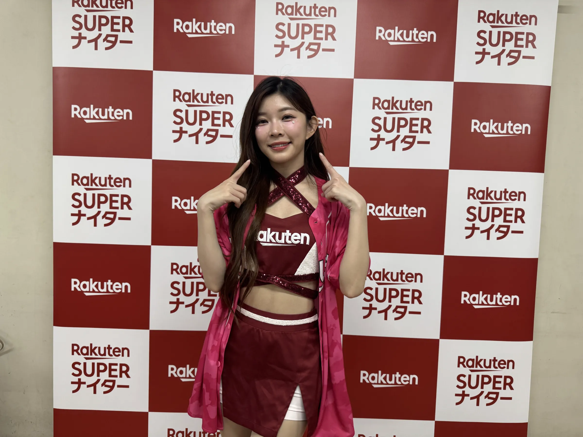 楽天ガールズの穎樂が単独取材に応じ、ヤンマガ杯1位の緊張感や今後の撮影への意欲、日台の応援文化の違い、そして自己採点60点の始球式について余すところなく語った。黃信維