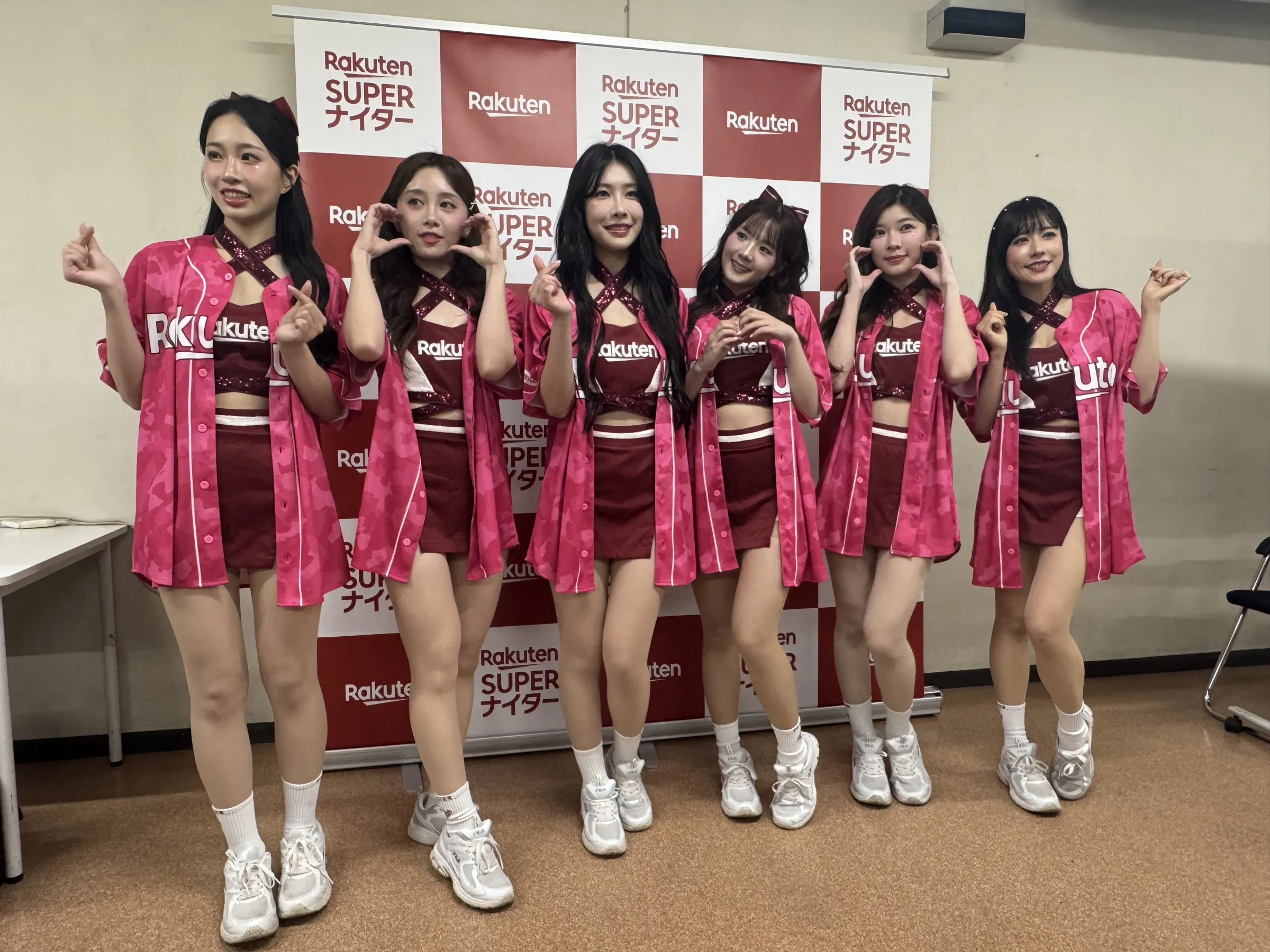 楽天ガールズの穎樂が単独取材に応じ、ヤンマガ杯1位の緊張感や今後の撮影への意欲、日台の応援文化の違い、そして自己採点60点の始球式について余すところなく語った。黃信維