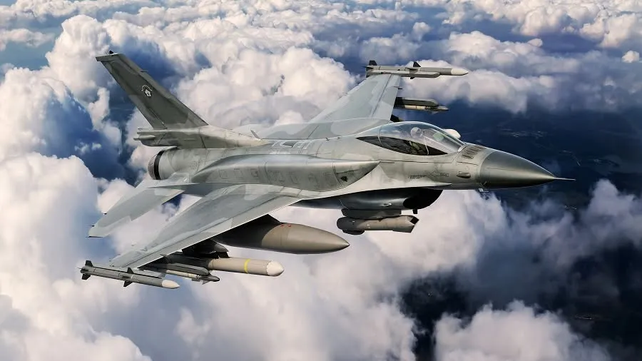 安裝適型油箱（CFT）的F-16。（取自洛克希德馬丁官網）