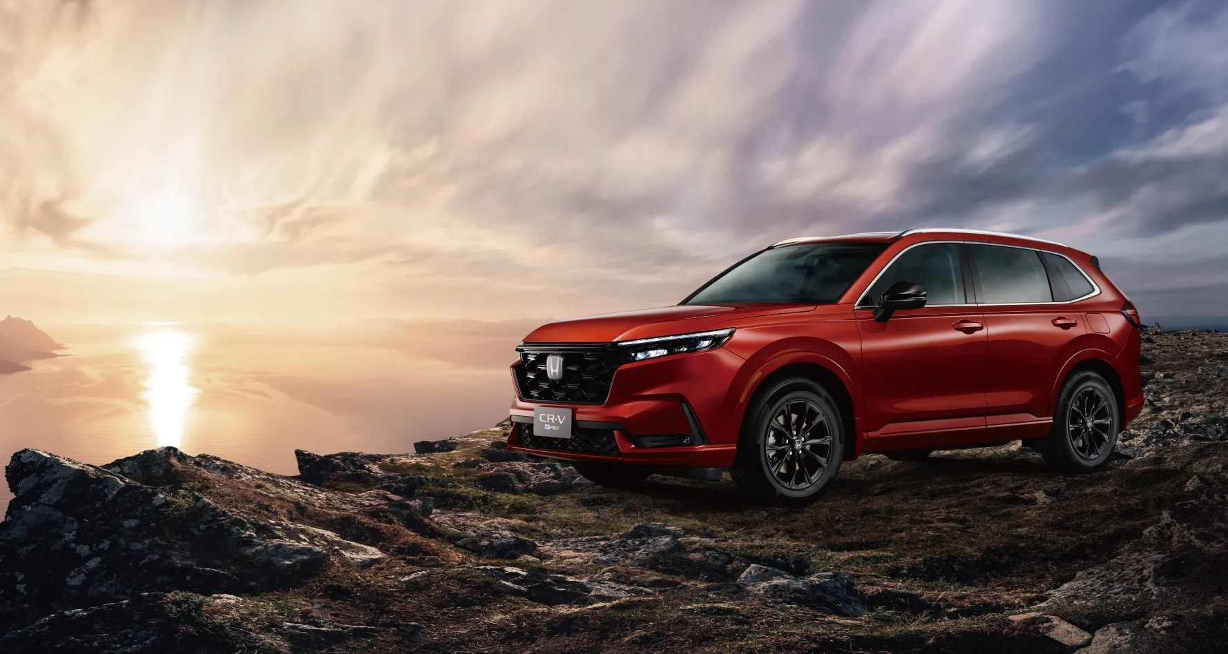 CR-V e:HEV外觀上採用亮黑Sport &黑翼飾條水箱護罩、亮黑車身套件、車身同色Sport仕樣防護飾板，有別於1.5升汽油版車型外觀。