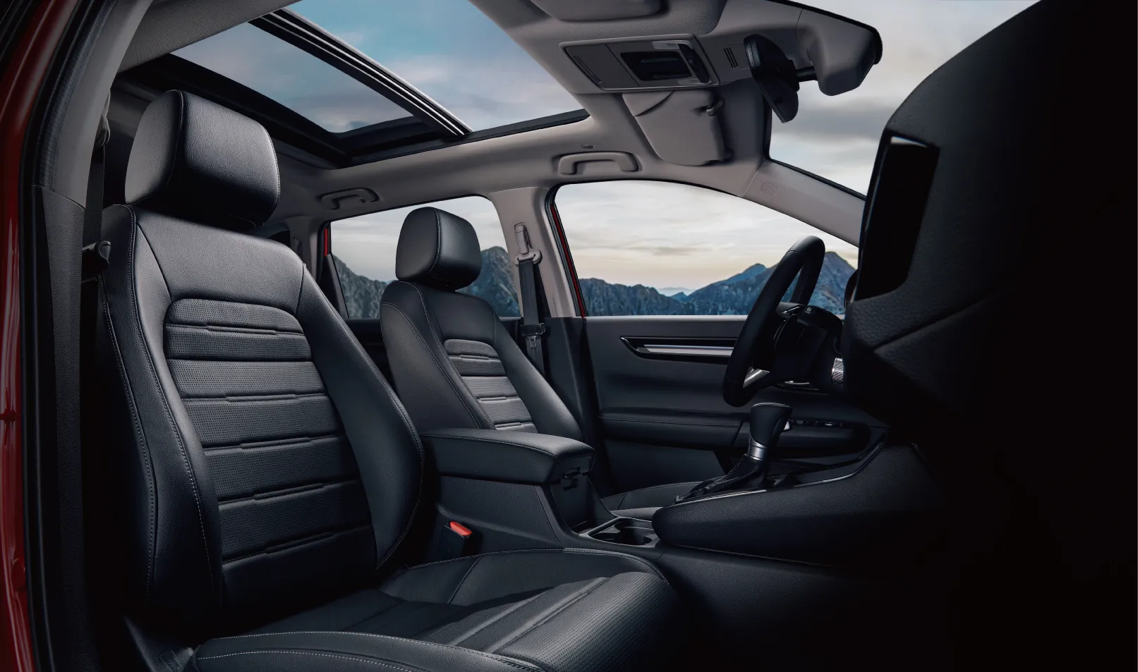 CRV e:HEV Prestige配置全景式電動天窗、BOSE Centerpoint高級音響系統、雙前座通風座椅、HUD抬頭顯示器與LED環艙氣氛燈。