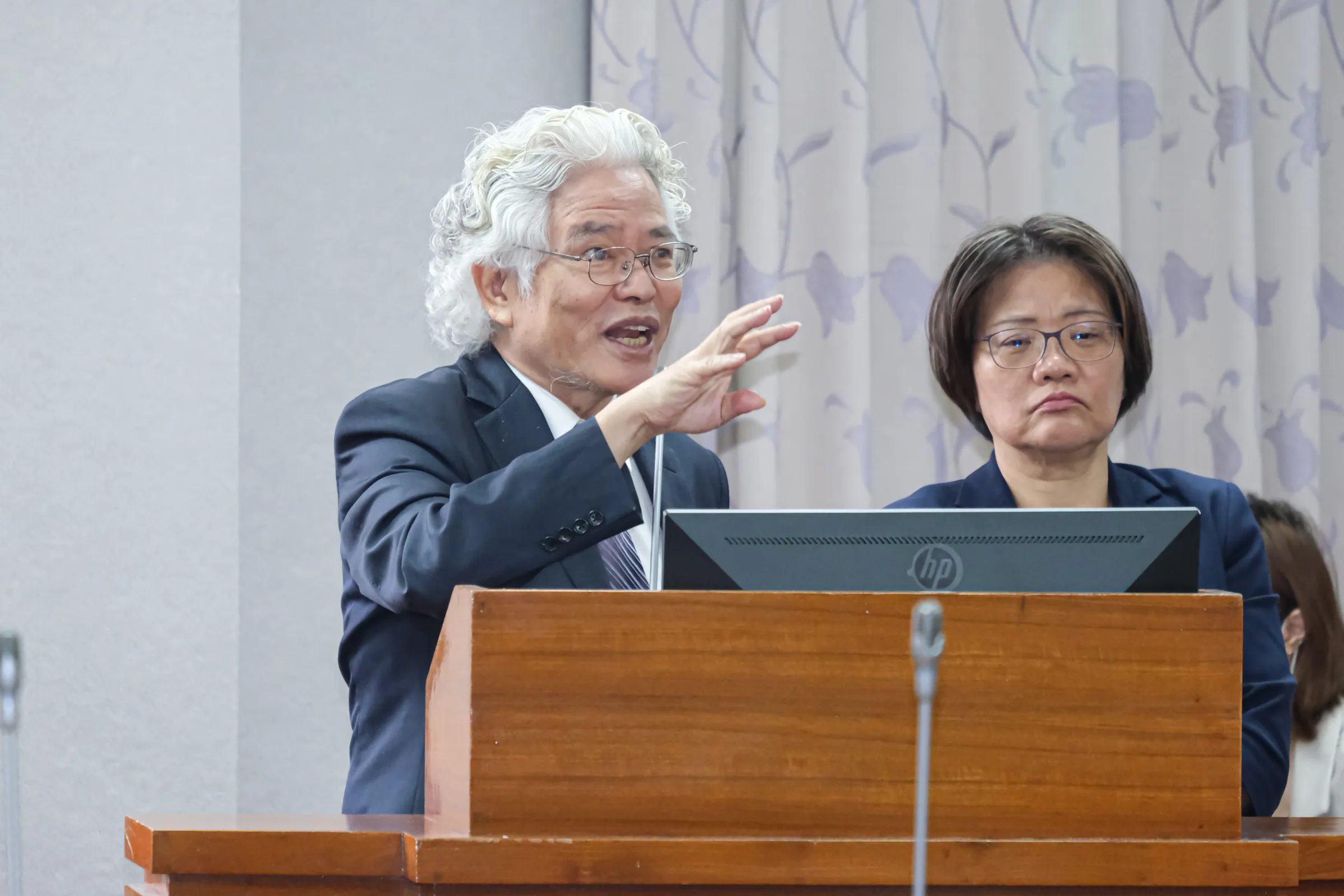20260624-銓敘部部長施能傑（左）24日赴立法院備詢。（劉偉宏攝）