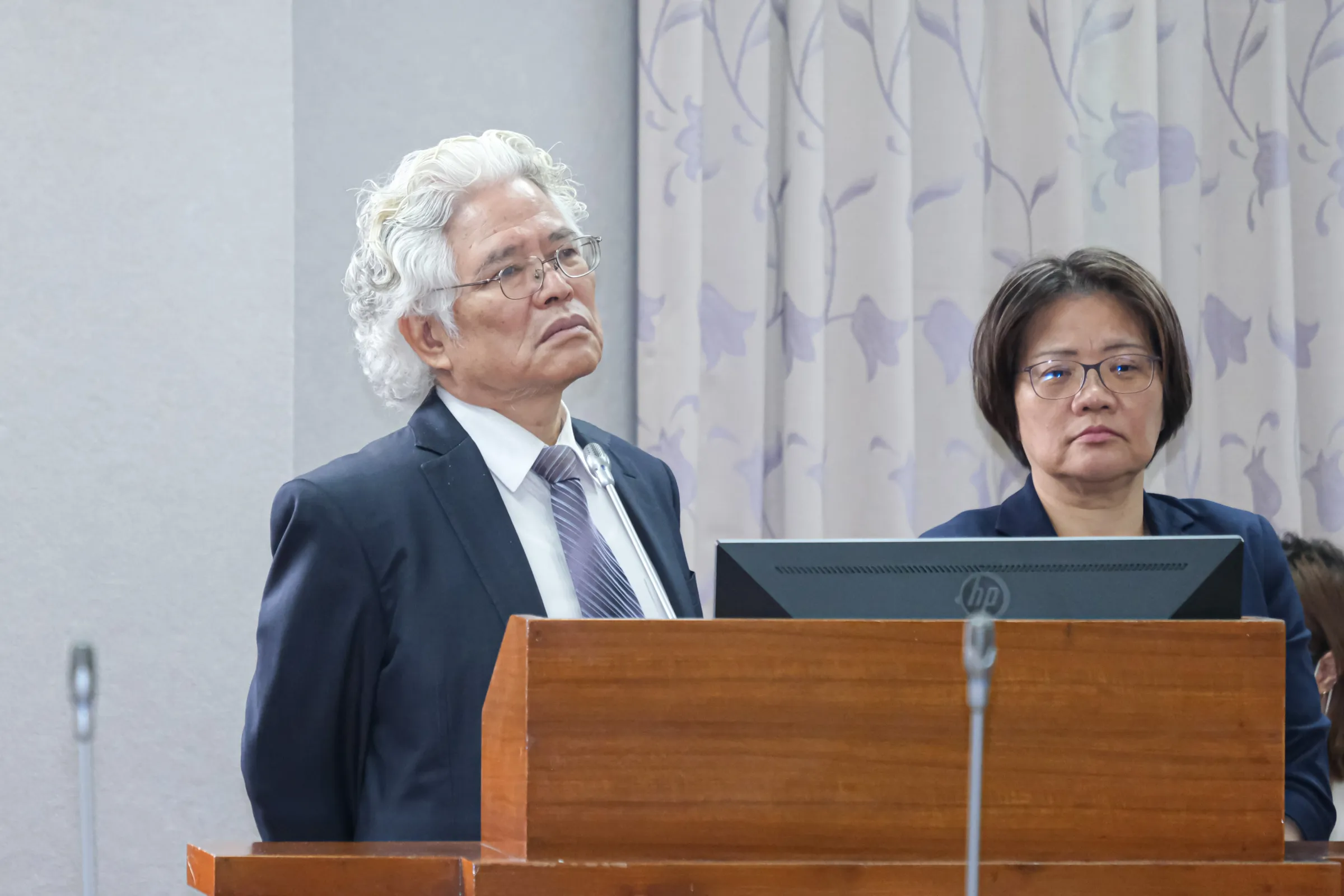 20260624-銓敘部部長施能傑（左）24日赴立法院備詢。（劉偉宏攝）