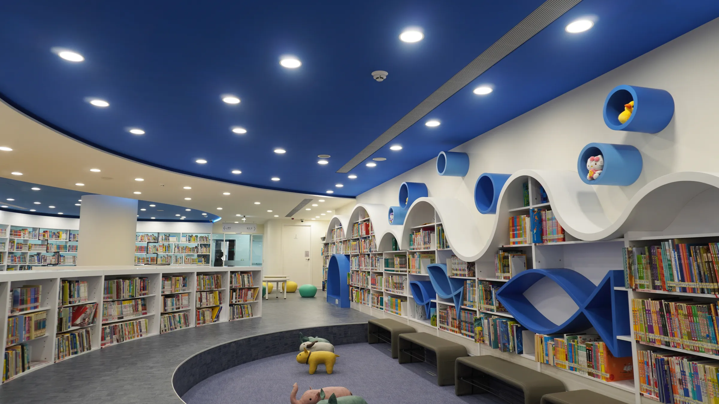 基隆又有新景點了！全新升級的圖書館總館7月2日起試營運，從海洋主題兒童室、青少年漫畫牆到樂齡友善專區，一棟建築裡全家大小都有自己的角落，暑假帶孩子來還有機會抽好禮。（圖／基隆市府提供）