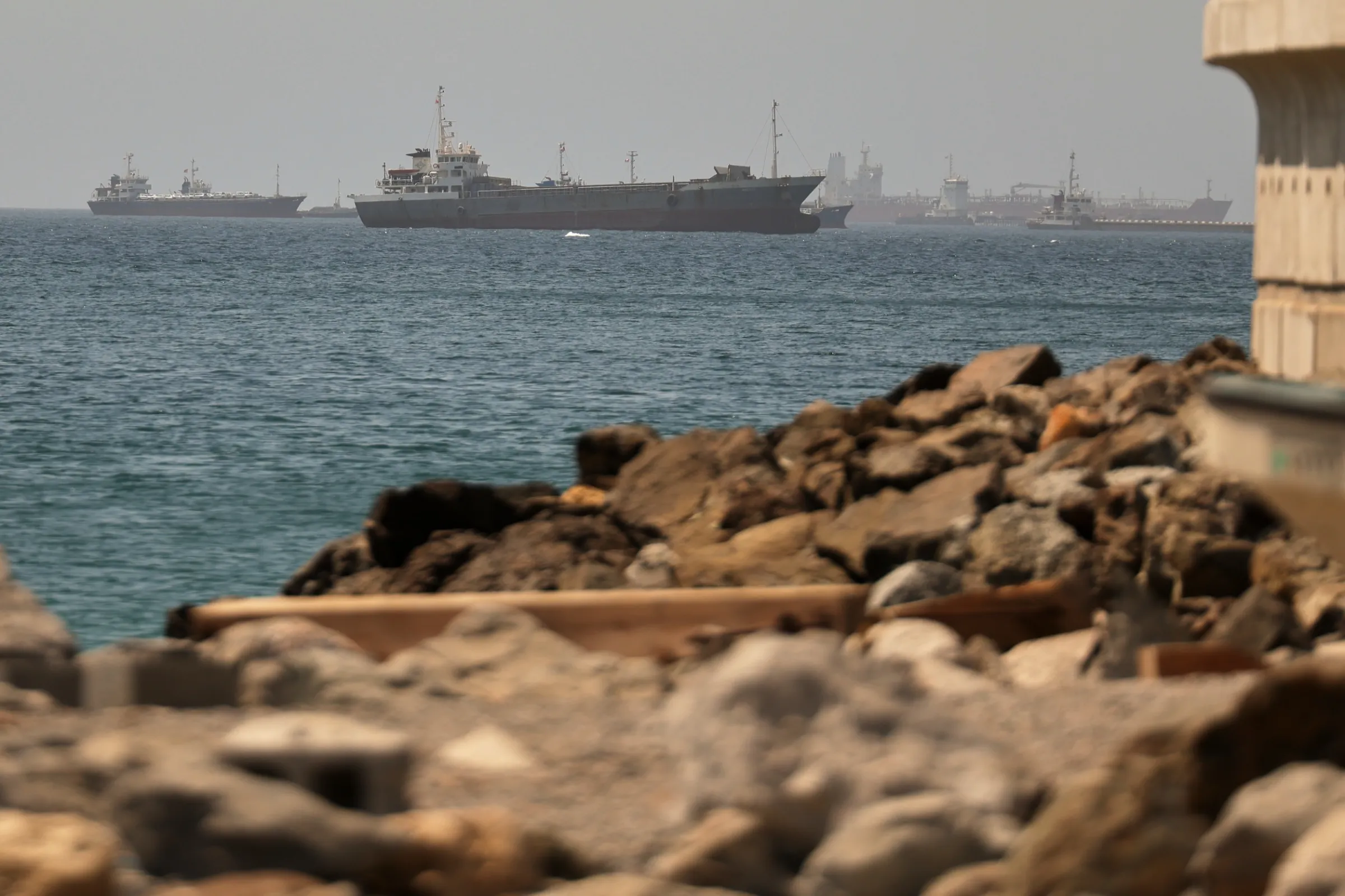 2026年6月16日，在連接荷莫茲海峽和阿拉伯海的航道上，可以看到停泊在阿曼灣的油輪和貨船。（美聯社）